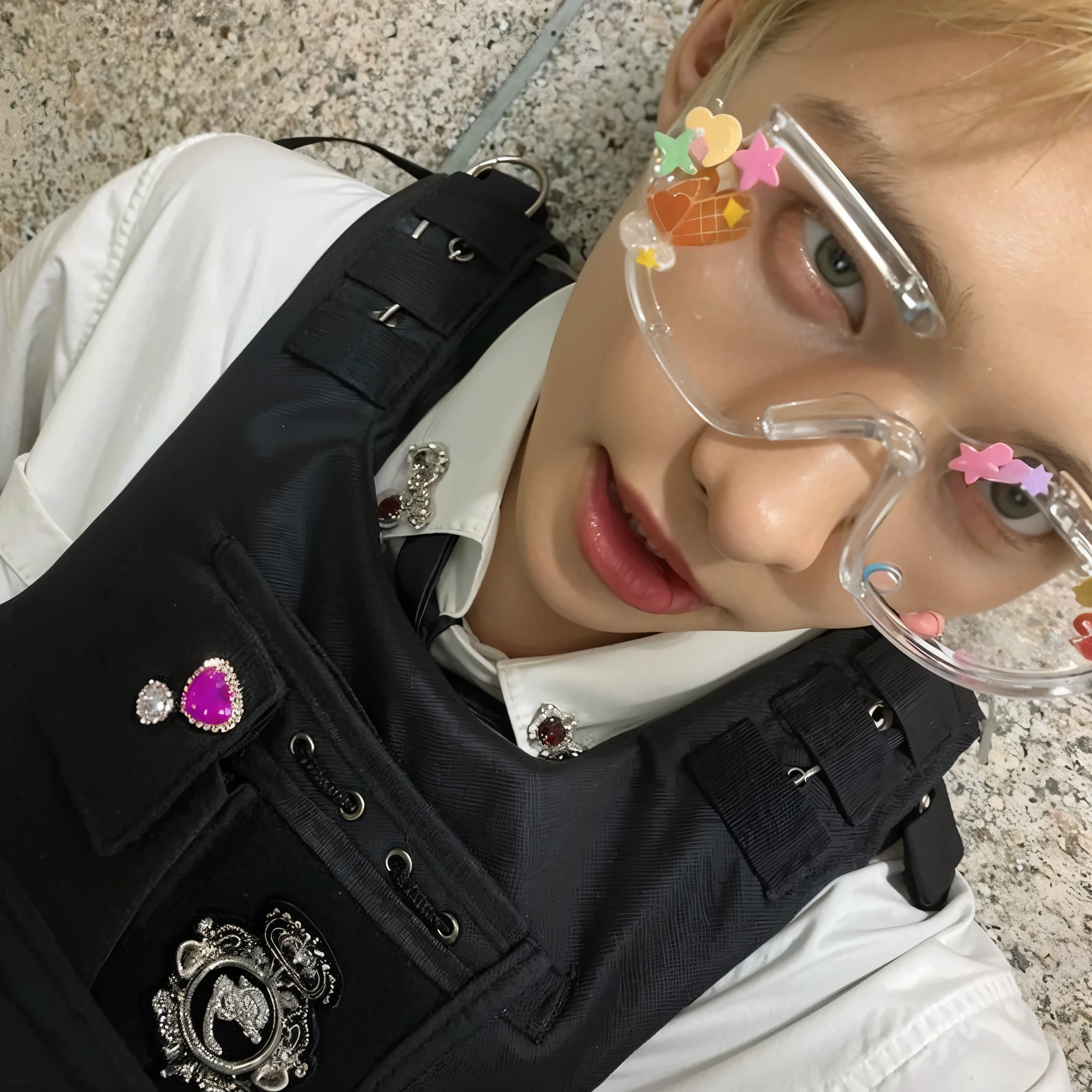 hay una mujer con gafas de seguridad y un chaleco negro, cai xukun, kim doyoung, 🚀🌈🤩, sakimichan, jossi de blackpink, y 2 k cutecore clowncore, taehyung comiendo papas fritas gucci, Jung Jaehyun, inspired decoration, kemonomimi, e-chica, and - girl
