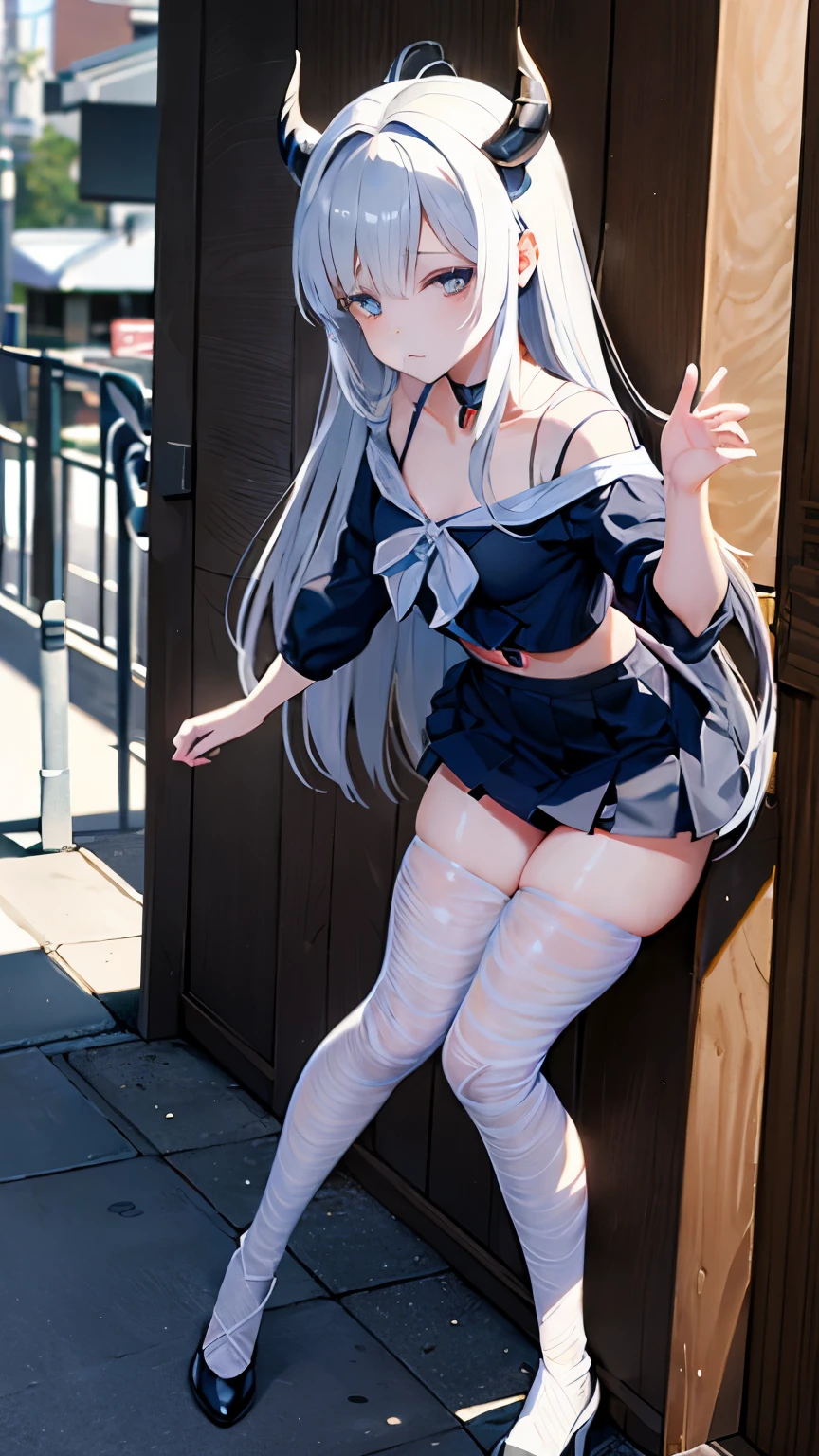 His hair is bluish white and his horns are small and black., asomando por debajo de su cabello. Dress up the standard sailor uniform for girls, que consiste en una blusa blanca de manga corta con un lazo rojo estilo Sailor Moon y una falda roja plisada. She also has white knee-high stockings, es un sucubo, tiene cuernos y cola de demonios