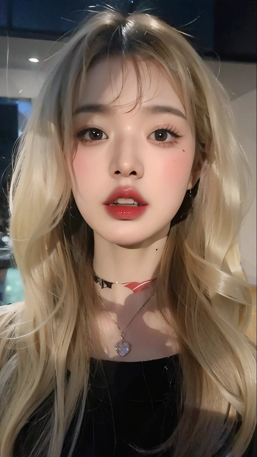 um close de uma mulher com cabelos longos e um colar, Bela Delfina, her face looks like an orchid, rosto sexy com maquiagem completa, ela tem um rosto fofo e expressivo, de 19 anos, jovem lindo amouranto, ela tem um rosto fofo, retrato de Kim Petras, parece uma mistura de sujeira, 18 anos de idade
