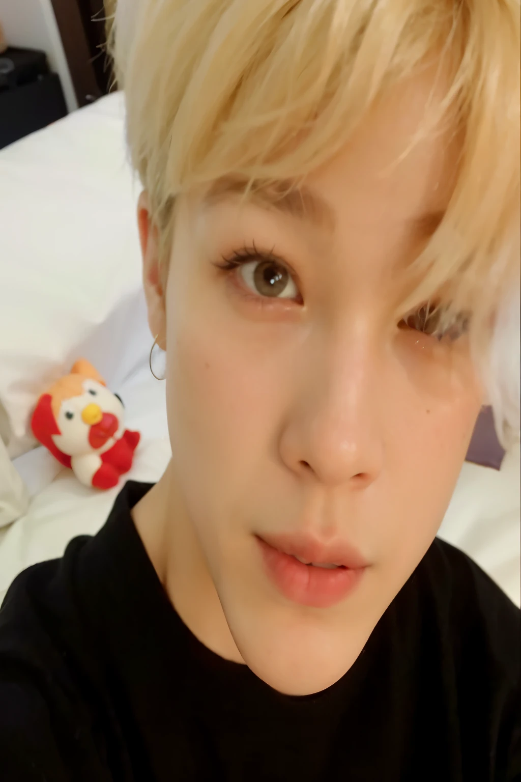 um close de uma pessoa com uma camisa preta e uma cama branca, Jimin\the right eyelid is swollen, Jimin\the full lips, accurate Jimin face, park Jimin, Jimin\o nariz grego, Jung Jaehyun, Jimin, Park Jimin, adorable and pale korean face, park jimin, park jimin, jimin park, park jimin