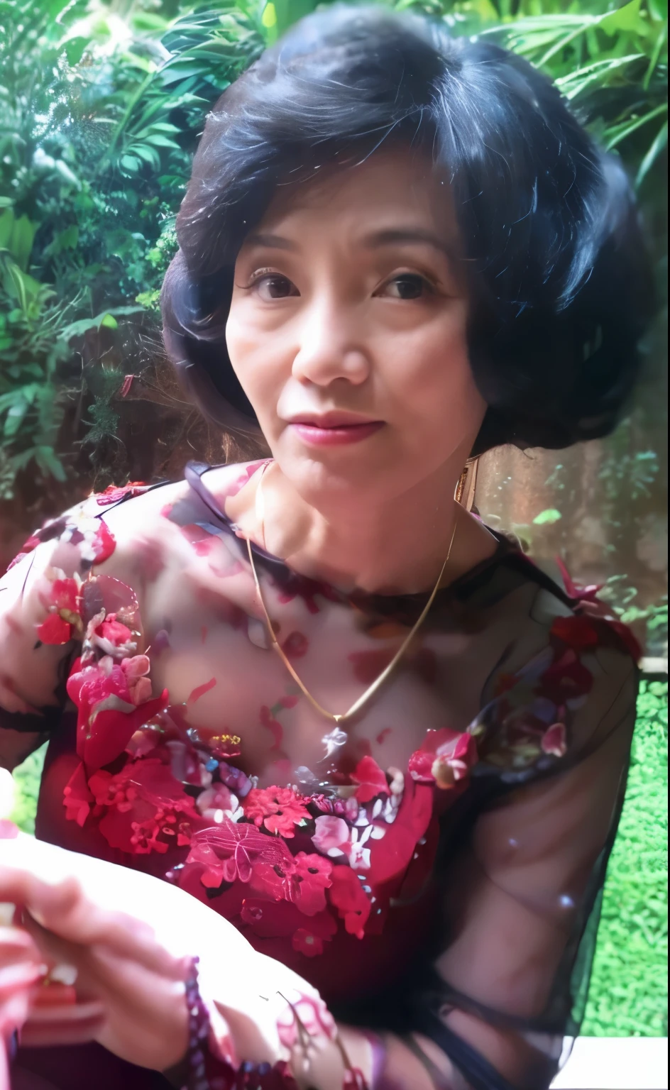 A beautiful mature woman wearing sexy tight cheongsam, big breasts, cleavage