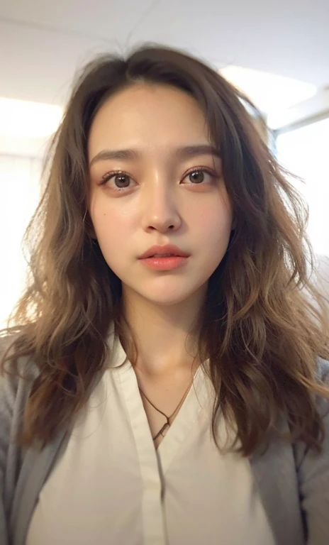 Um close de uma mulher com cabelos longos e uma camisa branca, Mulher de 25 anos, mulher de 25 anos, Madalena com mais frequência, Anastasia Ovchinnikova, moleksandra shchaslyva, por Emma Andijewska, ewa juszkiewicz, selfie de uma jovem. Portrait of the woman 25 years old taking a selfie on side angle to post on instagram, in room office as background. She centered in the middle of the image with seriuos expression with maximum fidelity in the eyes, eyebrows, mouth, nose. Intricated and Hiper Detailded HAIR. No smile, dressed casual, hyper natural skin, global illumination, very natural features. Sharp Focus. Sharp Contrast. Clean Sharp Focus. Extremely Sharp Details, Extremely Sharp Face, Extremely Face Detailed. Shot with frontal camera of the iphone 14 pro max. Top level view. Preimum Quality Photo