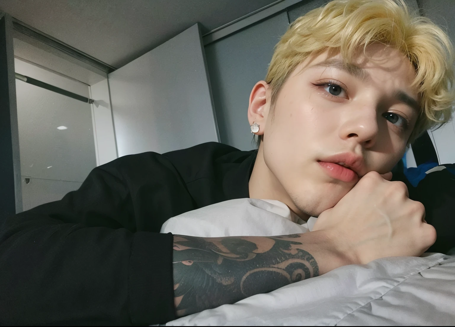 hombre de pelo rubio con piercings y piercings en el brazo, cai xukun, hyung tae, Jimin\his right eyelid is swollen, pintar ulzzang, kim taejin, el tiene pelos gris oscuro, hsiao-ron, hong junio hyung, foto de perfil, little peep, foto de Snapchat, Jimin\los labios carnosos, amarillento, Jimin