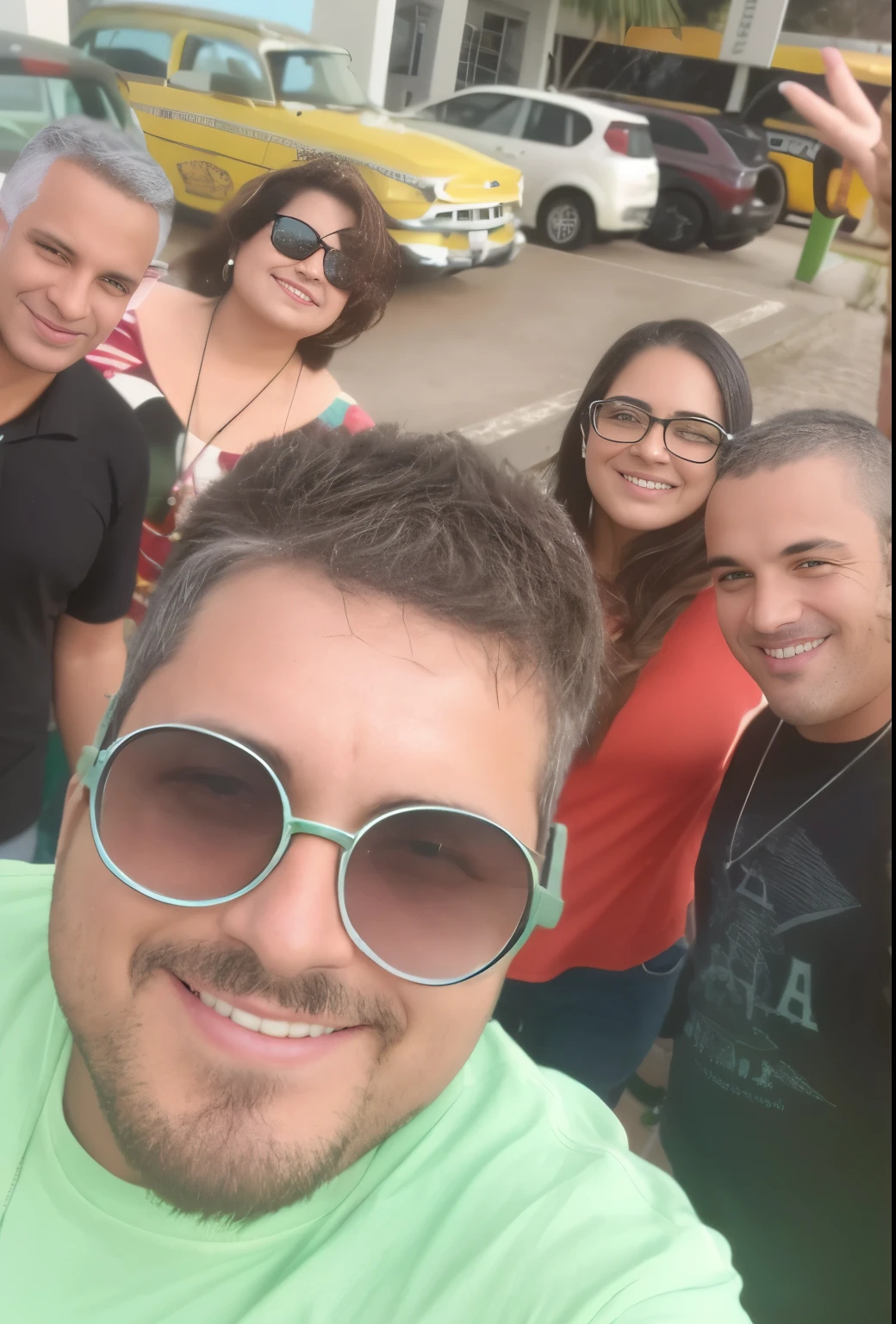 there are many people standing together in a parking lot, vacation photo, me divertindo muito, a grupo de pessoas, selfie taken directly at angle, imagem de perfil, imagem de avatar, foto de perfil, foto de grupo, imagem de perfilture, grupo de pessoas, imagem de perfil, em um dia brilhante, foto selfie, foto pov, album photo, powder Nándor Katona