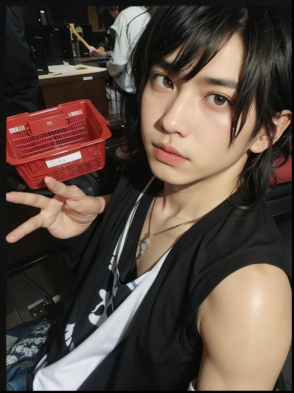 un primer plano de una persona con cabello ????? y una camisa negra, handsome japanese demon boy, sui ishida con cabello ?????, yuichiro fukaya, estilo de kentaro miura!!!!, yosuke ueno, ayami tu soy, ((yamashita tatsuro)), toru furuya, por Tadashi Nakayama