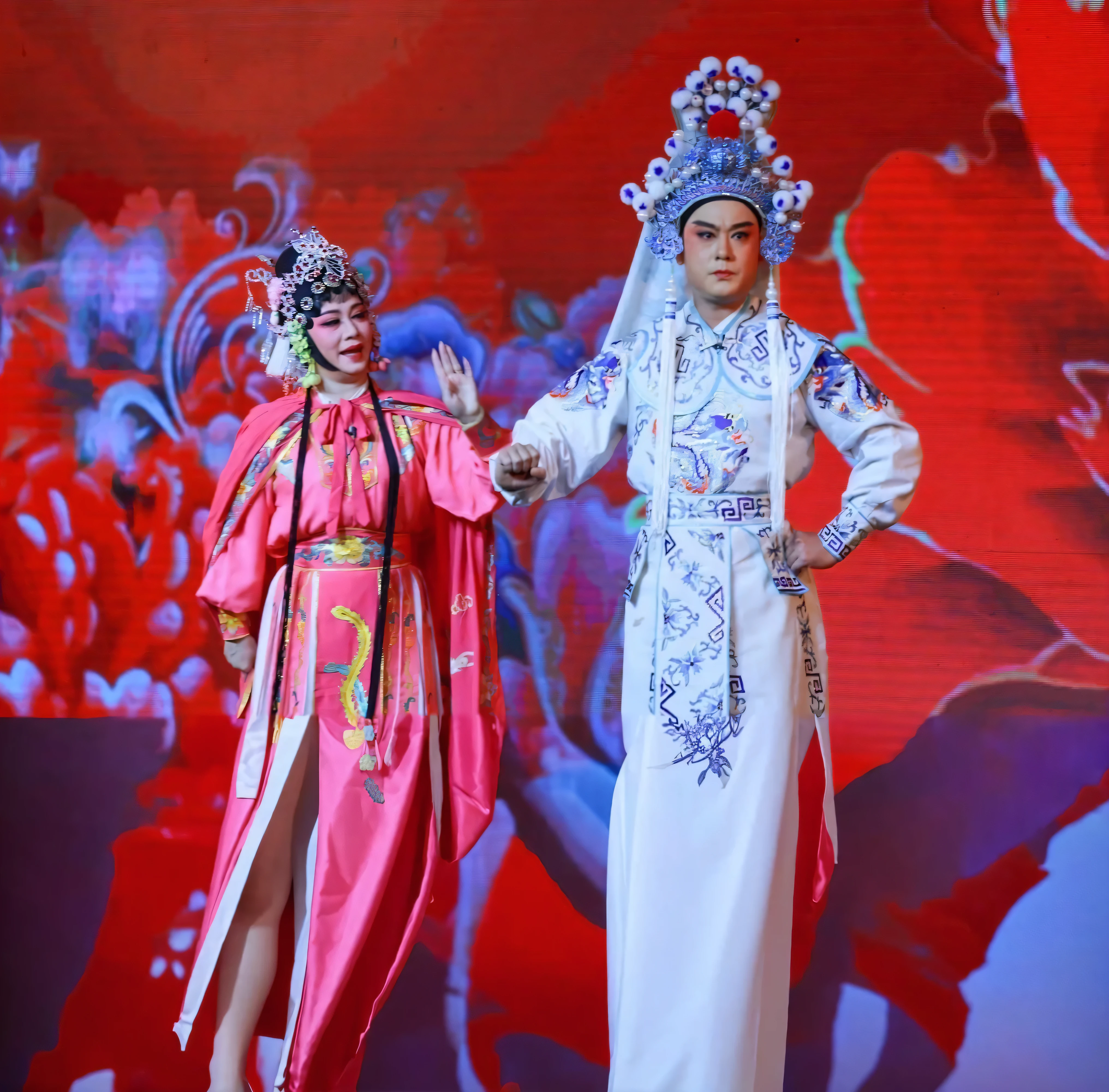 araffes in Chinaดั้งเดิม dress standing on stage with a woman, งิ้วBeijing, Chinaดั้งเดิม clothing, Ruan Jie and Feng Huazhong, ชุดChina, สวมชุดChinaโบราณ, Gu Jian, มรดกChina, Inspiration from Grandfather Hua, Chinaดั้งเดิม, Tailoring traditional suits, Beijing, we know, girl, Guangjian, China&#39;dream land