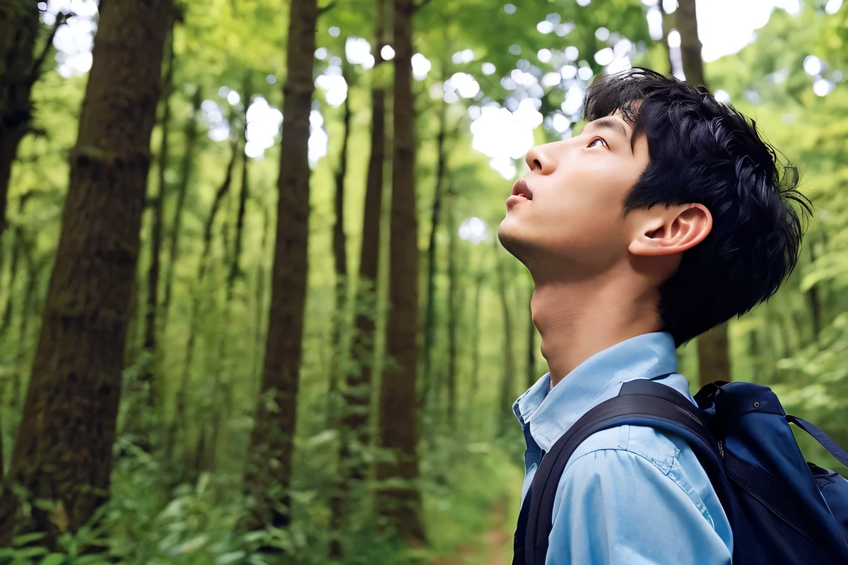 in the forest。think positively about the future、Wearing a blue shirt, I put my backpack on my back and look up at the sky、boy profile。Big eyes。