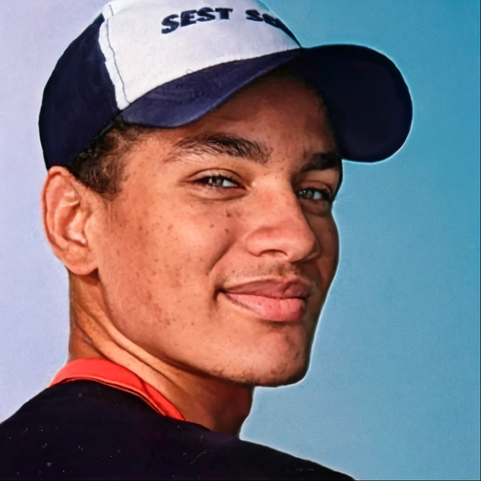 Foto retrato, homem de 19 anos, with blue cap and black t-shirt, Olhos castanhos escuro, foto profissional