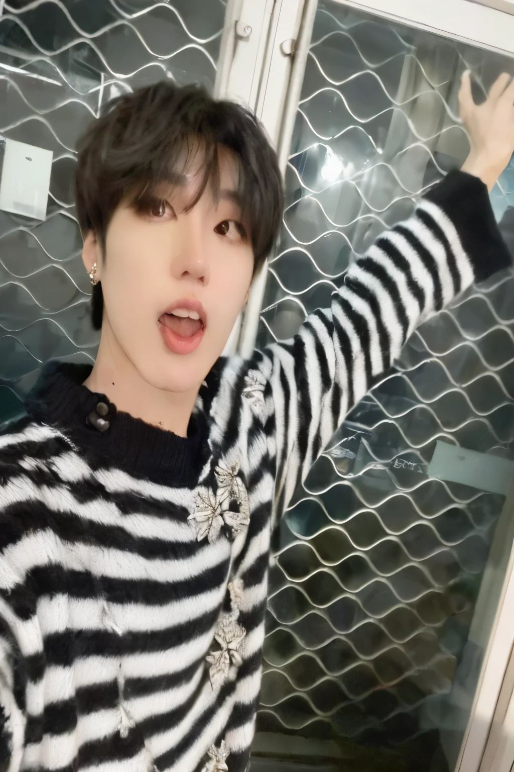 araffed asian man in a black and white striped sweater, jungkook, cai xukun, hyung tae, jinyoung shin, pintar ulzzang, inspirado en Kun Can, imagen filtrada, taehyung comiendo papas fritas gucci, sun yunjoo, Jung Jaehyun, hong junio hyung, yoongi de pelo negro, pale korean adorable face, kim doyoung, kim taejin
