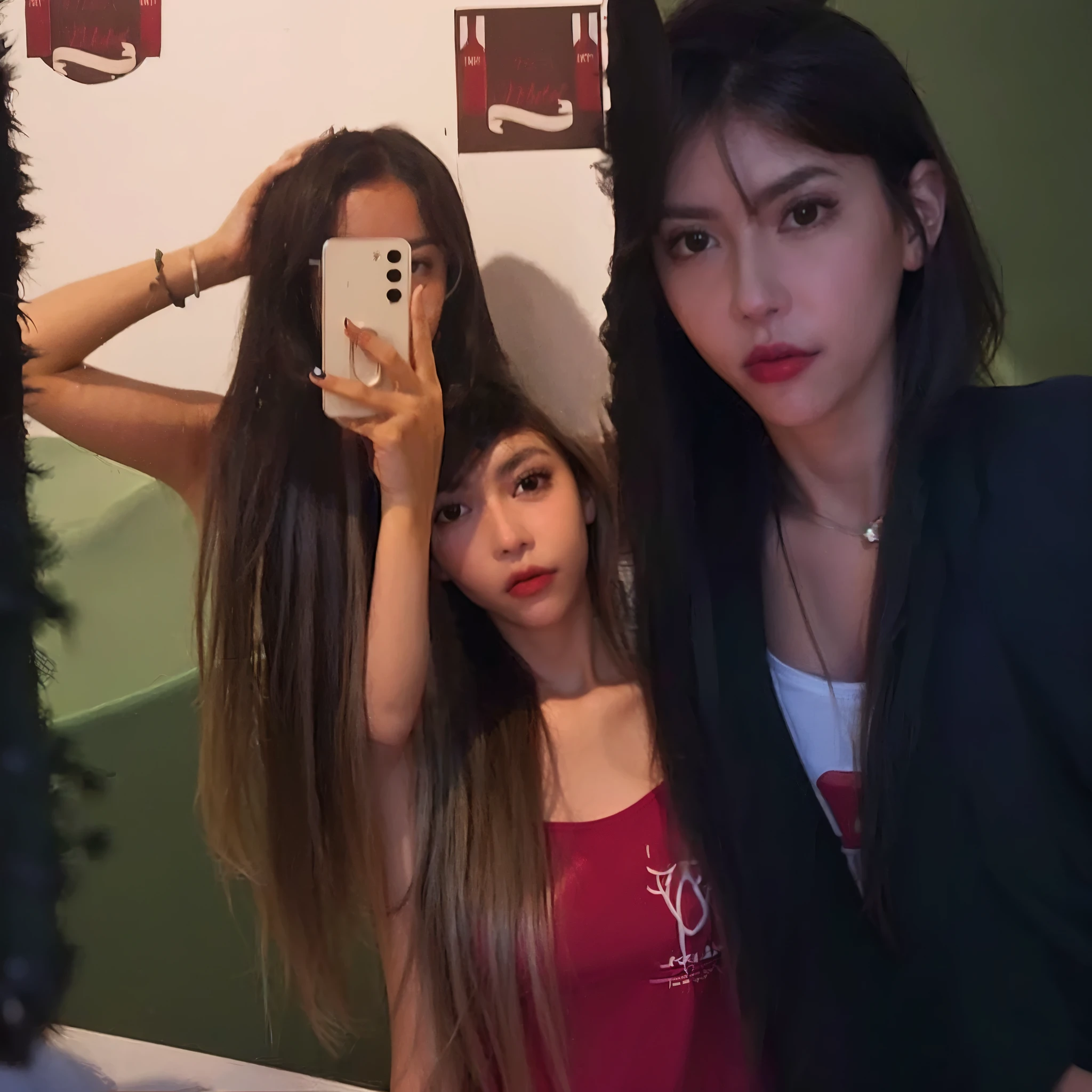 there is a woman taking a selfie in a mirror, foto frontal, foto de baja calidadgraph, foto de baja calidad, muy muy baja calidad picture, manos en su cabello, con cabello largo, pelo sobre la cara, su cabello es blanco, 18 years, low quality video, metraje de baja calidad, su cabello es largo y liso, cabello ondulado extendido, muy muy baja calidad y con poca ropa