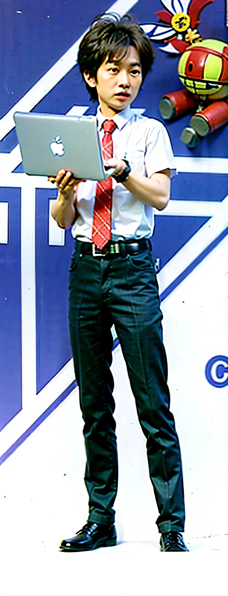 An ultra-detailed HD image of a Japanese man holding a laptop, looking to the left side with a serious expression and posing for a photo. O homem tem cabelo castanho, is wearing a tie, shoes and appears to be dressed in business attire.
