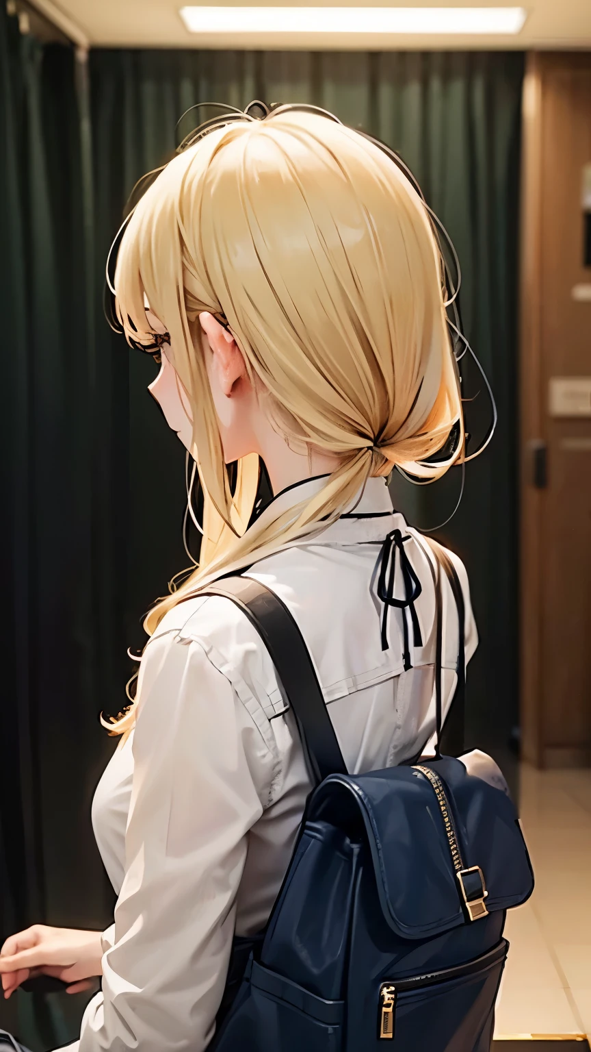 blonde、girl、back view、blurred background