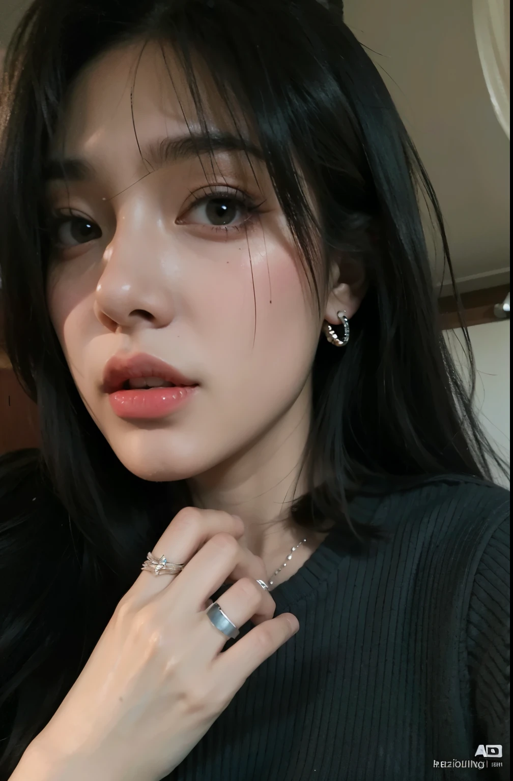 Mujer arafed con cabello negro y un anillo en el dedo., cruel korean gothic girl, 19 year old girl, ulzzang, ella tiene el pelo negro con flequillo, Jennie rosa negra, small lips pointed nose, jinyoung shin, retrato de jossi de blackpink, 🤤 girl portrait, cabello con flequillo negro, maquillaje popular de corea del sur