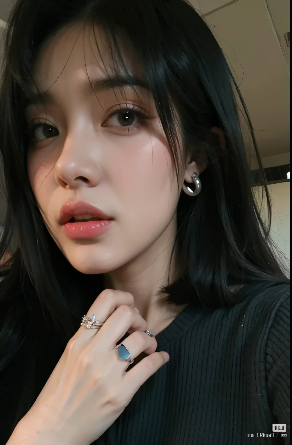 Mujer arafed con cabello negro y un anillo en el dedo., cruel korean gothic girl, 19 year old girl, ulzzang, ella tiene el pelo negro con flequillo, Jennie rosa negra, small lips pointed nose, jinyoung shin, retrato de jossi de blackpink, 🤤 girl portrait, cabello con flequillo negro, maquillaje popular de corea del sur