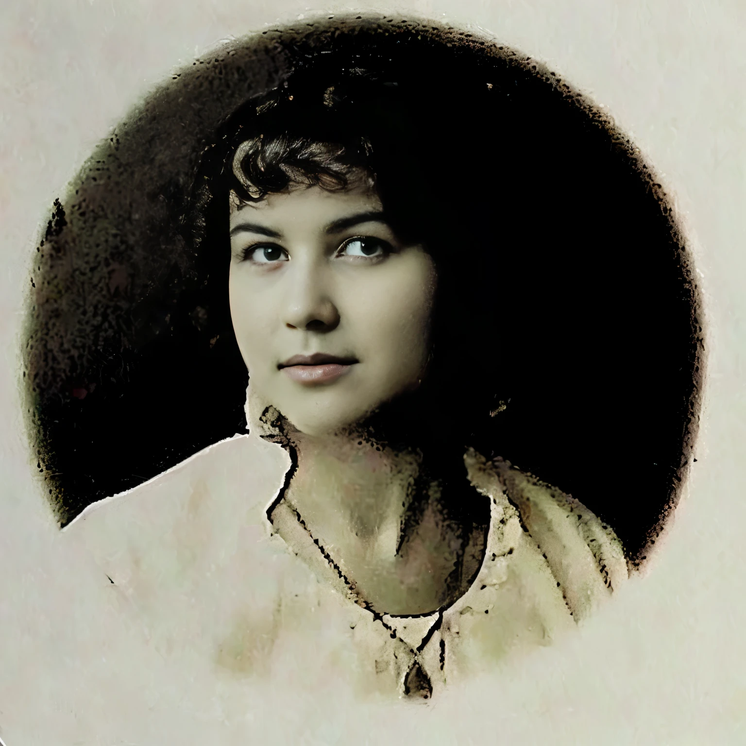 arafed Photograph of a woman with a necklace and a necklace, she&#39;s a little over 20, photo of a young woman, Photograph of a woman, Maria Panfilova, Marielle Hemingway, at its beginning 3 0, Nettie Wakefield, black and white retro photo from 1910, Leonora Carrington,((Best quality,4k,A high resolution,Masterpiece:1.2),super detailed, Realistic,portrait of a woman with curly hair, serious expression, piercingly beautiful eyes, bright white teeth, natural beauty, detailed lips with a hint of a smile, porcelain skin color, high cheekbones,perfectly symmetrical face, unusual curly hair, cascading down onto the shoulders, white shirt with intricate patterns, sparkling silver cutout
