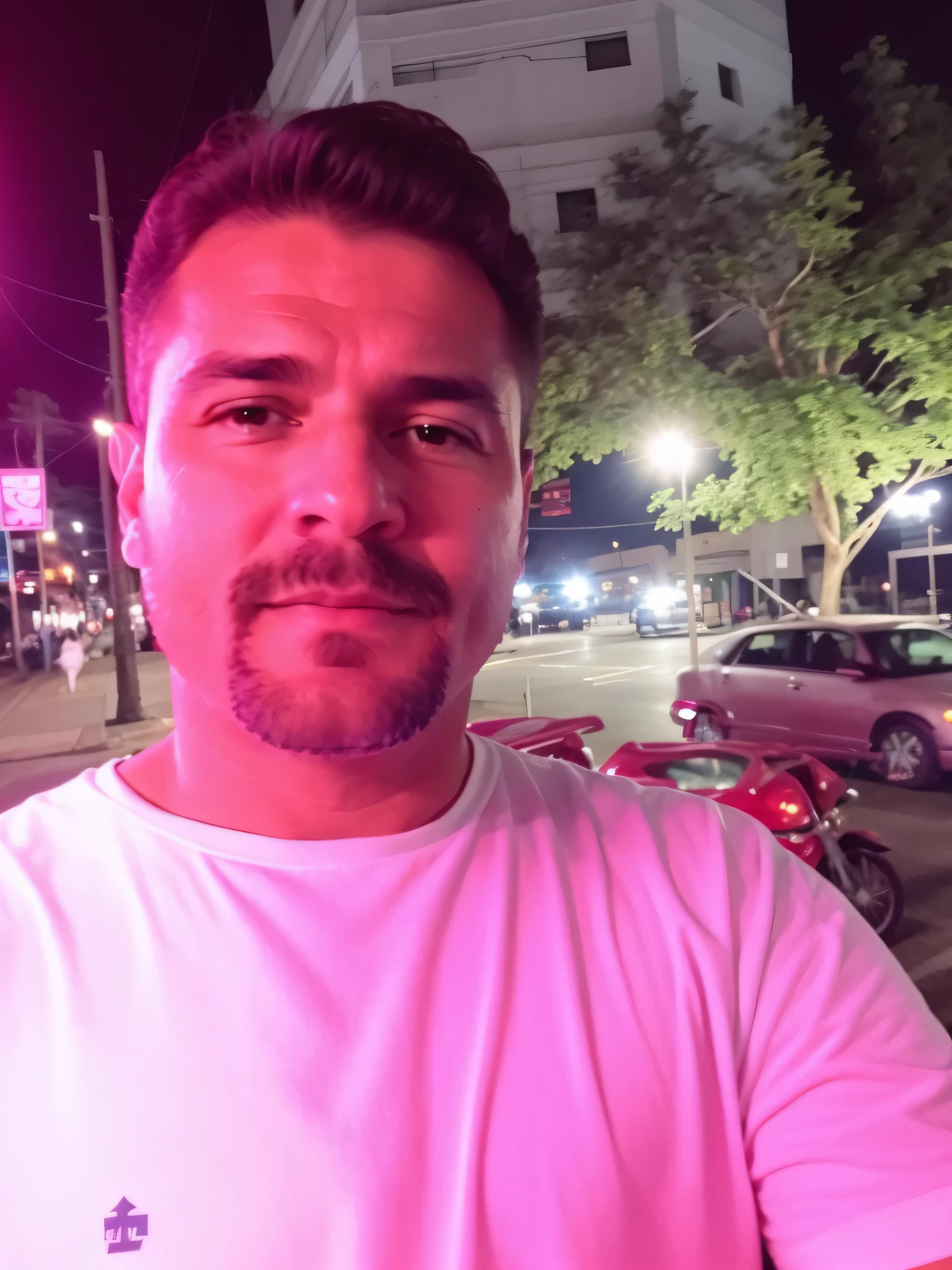 tem um homem parado na rua com uma luz rosa, Foto selfie 8k, imagem de qualidade muito baixa, (38 anos), André Rios, foto de rua, Homem de 4 0 anos, david rios ferreira, cerca de 20 anos, foto frontal, 188216907, 32 anos, 4 5 eles