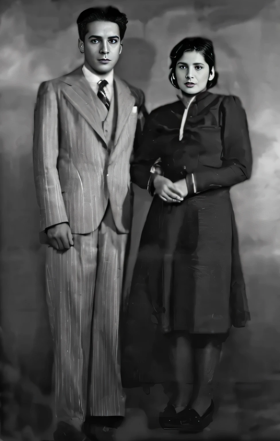 Black and white photo of a man and woman in suits.., 1 9 4 0, 30s style clothing, retrato de cuerpo entero, Retrato de cuerpo entero, full body photography, retrato de cuerpo entero, retrato completo, septiembre de 1937, 1 9 2 0, retrato de dos personas, retrato de pareja, 1939