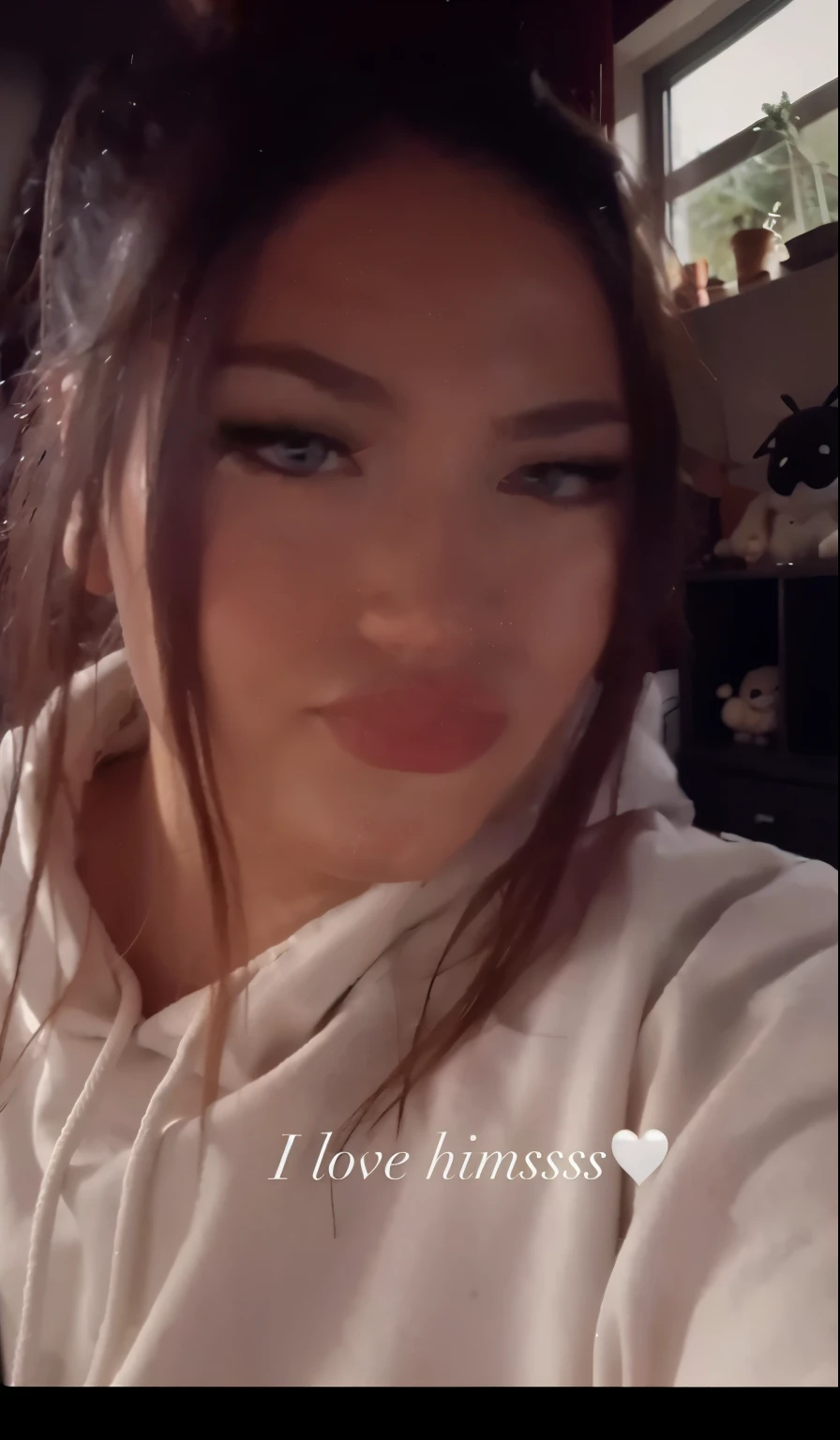 There is a woman with a necklace in her mouth and a key in her mouth, angelawhite, lambendo para fora, Tongue out, close up tiro de meio corpo, thick lips, (SFW) seguro para o trabalho, imagem de perfil, Ayahausca, ymmm e que cheiro, Foto POV, com a boca aberta, o extremamente quente e sexy