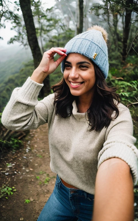 Fotografia, foto de mulher bonita, selfie, tronco, Sozinho, wearing pullover, ao ar livre, (noite), montanhas, natureza da vida real, estrelas, Lua, alegre, feliz, luvas, sweater, gorro, floresta, pedras, rio, Madeira, smoke, fog, olhando para o espectador, textura da pele, photo grain, fechar-se, Foto CRU