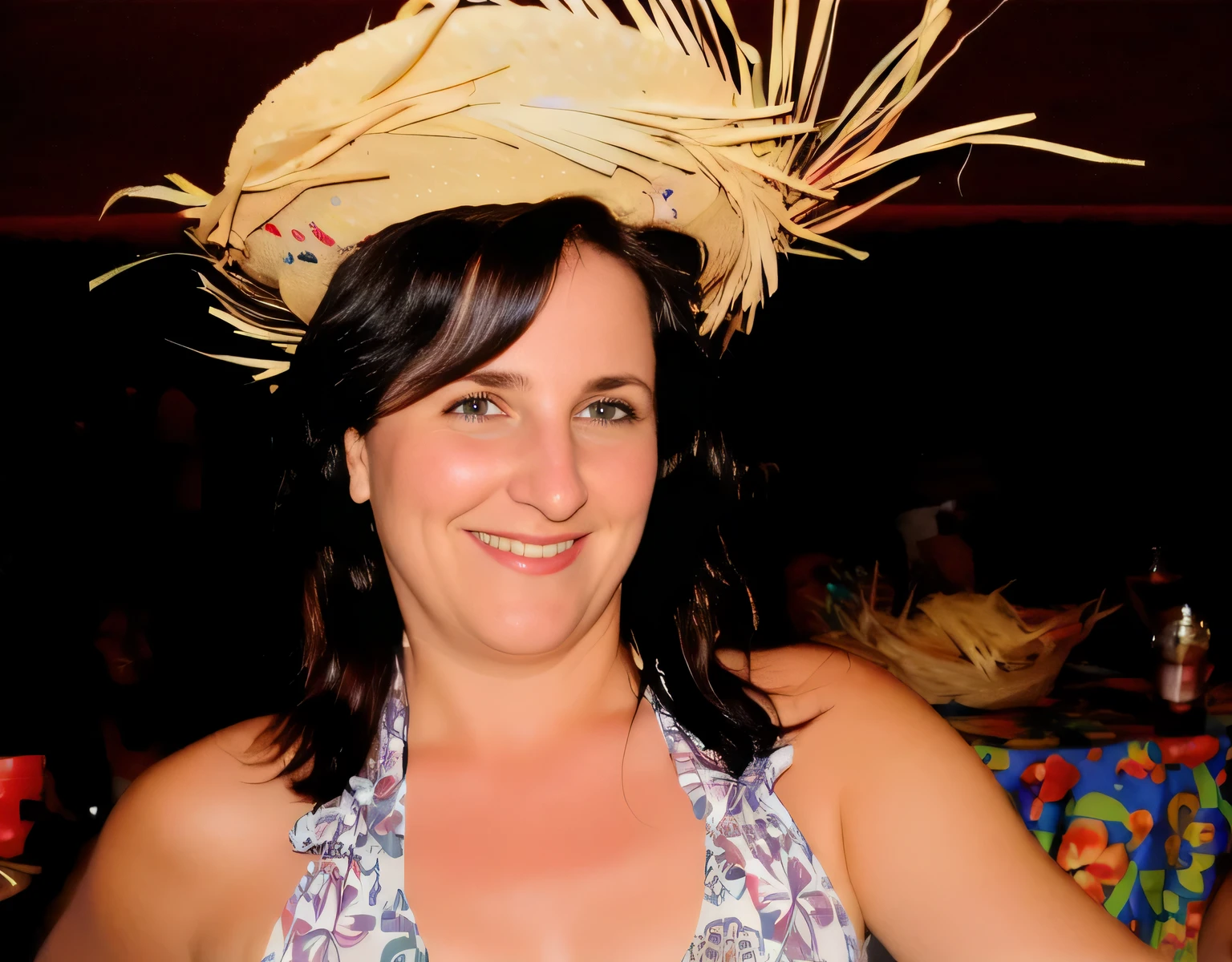 mulher sorridente wearing straw hat com top florido, wearing hat, wearing a huge straw hat, wearing a silly hat, in a escolher bar, wearing straw hat, with a strange hat, wearing a travel hat, Sandra Chevier, with canudo hat, vacation photo, canudo, photographic portrait, fotografia de retrato, foto lisonjeira, me divertindo muito, escolher