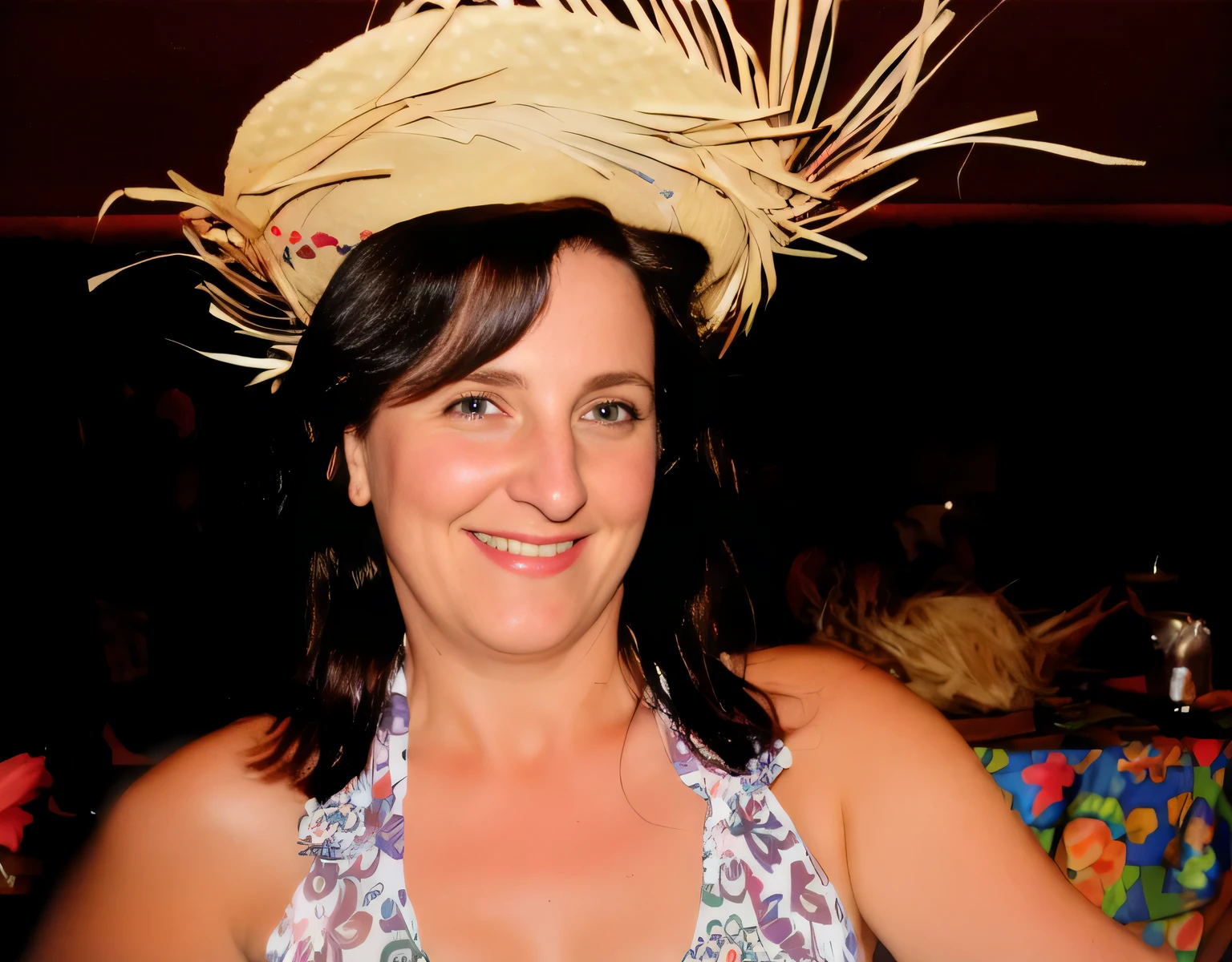 mulher sorridente wearing straw hat com top florido, wearing hat, wearing a huge straw hat, wearing a silly hat, in a escolher bar, wearing straw hat, with a strange hat, wearing a travel hat, Sandra Chevier, with canudo hat, vacation photo, canudo, photographic portrait, fotografia de retrato, foto lisonjeira, me divertindo muito, escolher