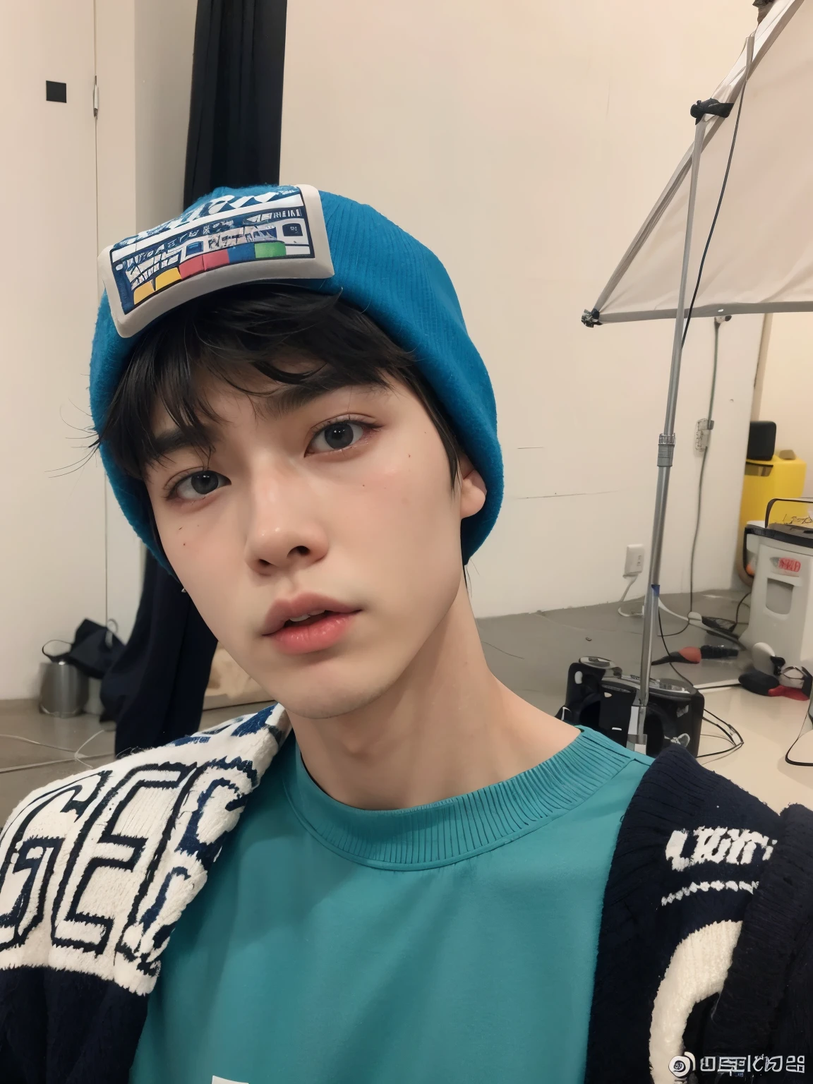 arafed man wearing a blue hat and a blue sweater, kim doyoung, Jung Jaehyun, lee wonbin, hyung tae, kim taejin, yanjun chengt, hong junio hyung, pintar ulzzang, pale korean adorable face, cai xukun, daoshi, quien es siwoo, foto de perfil en la cabeza, Inspirado por Bian Shoumin
