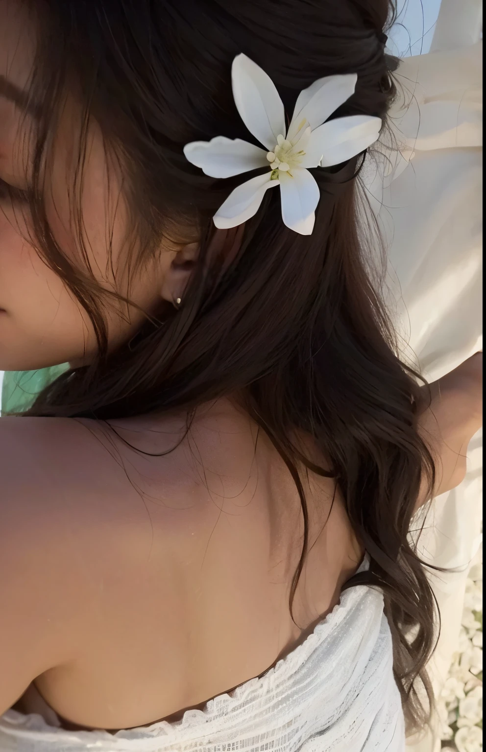 there is a woman with a flor no cabelo, flor no cabelo, flor no cabelo, flores no cabelo, floeers no cabelo, close-up from behind, flores no cabelo, vista traseira, bae suzy, vista traseira, de volta - tiro, photo from behind, showing the shoulder from behind, com flores, marca de sol, your shoulder has a bikini line, Sakimichan ((melhor qualidade, 8k, obra de arte:1.3)), HD, HIGH QUALITY, foto ultrarrealista super realista mega realista