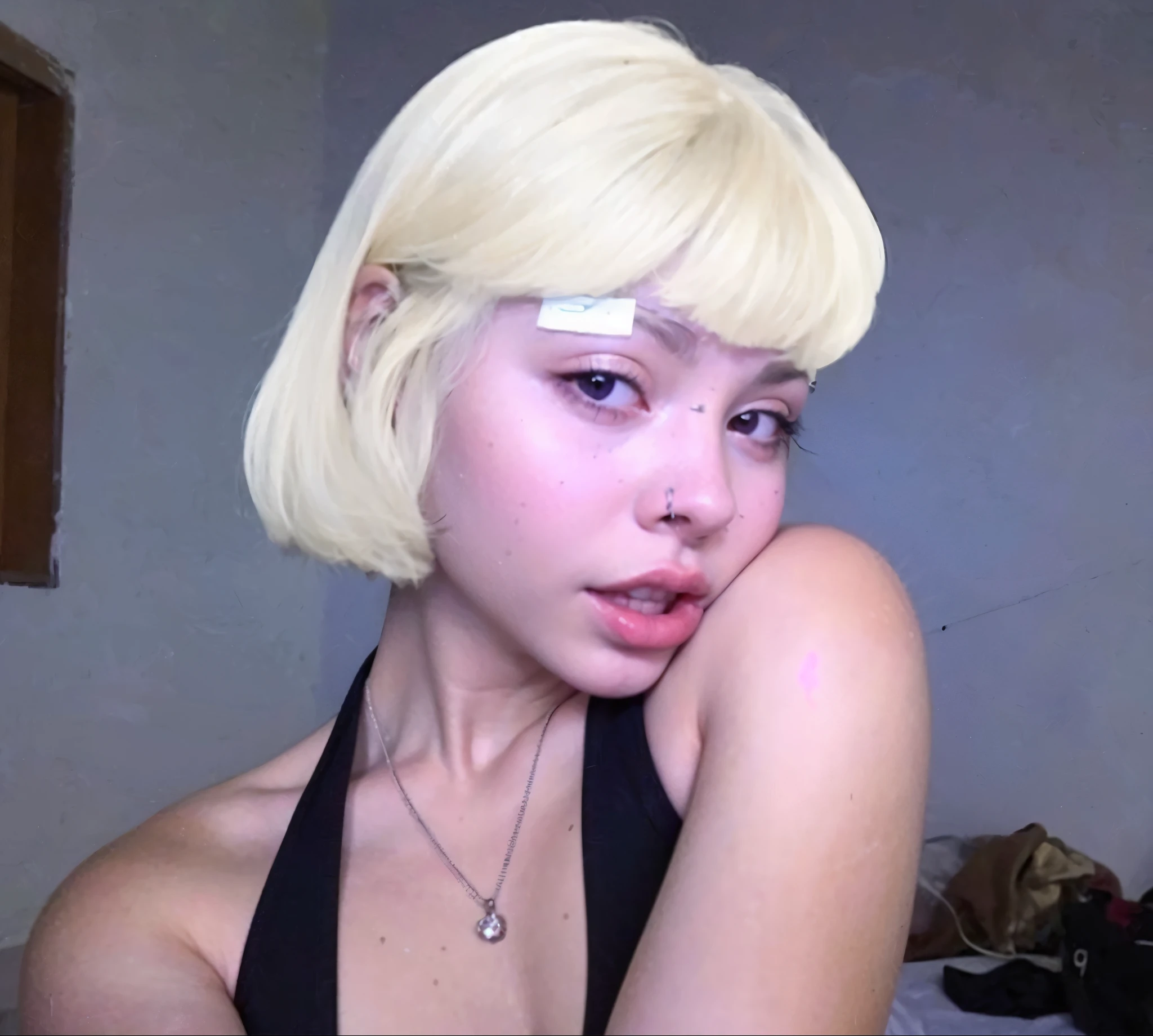 Mujer de cabello rubio con una venda blanca en la frente., hair flequillo blanco hair, flequillo blanco, su cabello es blanco, parecido a una mezcla de mugre, she parece una mezcla de mugre, flequillo blanco, White French Bob hairstyle, parece una mezcla de mugre, very very pale blonde hair, White French Bob, charli xcx, Pelo Albino
