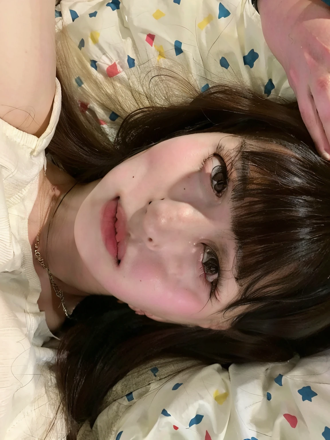 there is a woman lying on a bed in a white shirt, Yoshitomo Nara, Chiho, rosto bonito e claro, garota cara fofa, nariz fofo, com nariz pequeno, ela tem um rosto fofo, shikami, Ulzzang, foto de rosto, rosto de anime natural fofo, de 19 anos