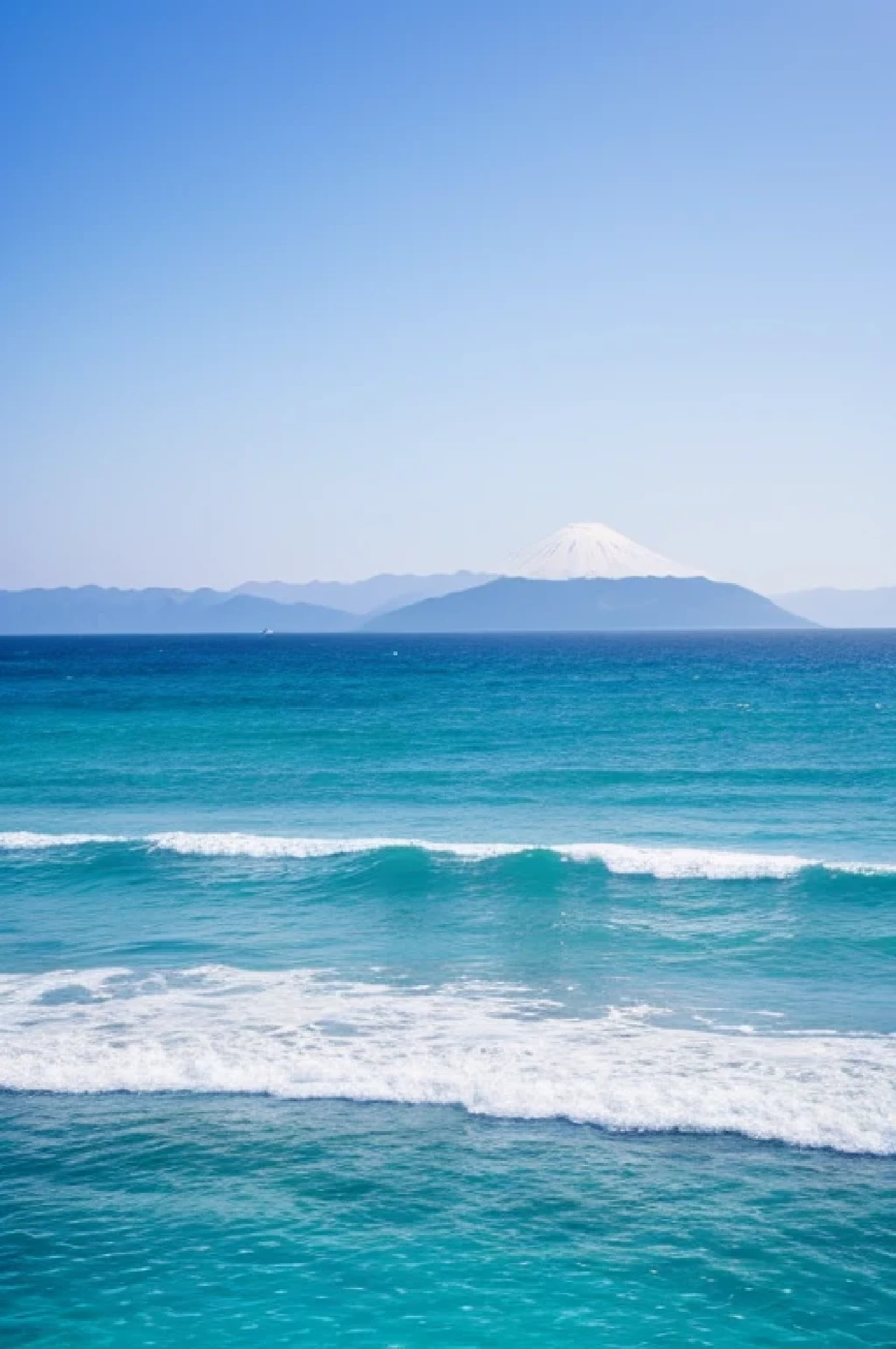 8A.meter.、Japan seaside、blue sea、white sand beach、Calmeter、waves crashing、beautiful sea、Quiet wave sounds、Sunny、You can see a little bit of the sun、There are no people、birdie、there are sometere trees、relax、healing、High resolution、.3D。