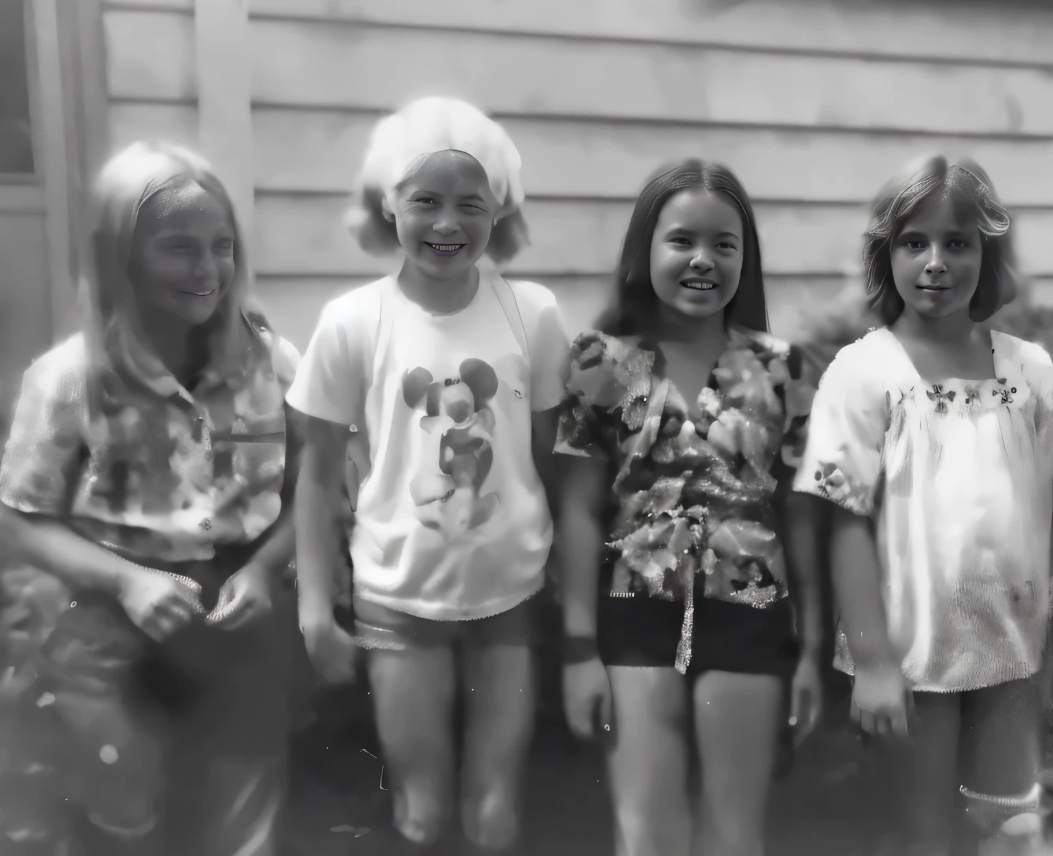 a group of young girls standing next to each other, artefactos vhs, una foto ultrafina y detallada, taken in the early 1970s, Filmed with anamorphic lenses, En un patio trasero suburbano, Retrato de la adolescente Emma Stone., Children playing on the beach, portrait size, creative commons attribution, dientes que faltan, Sheryl Sandberg, de pie de espaldas a nosotros
