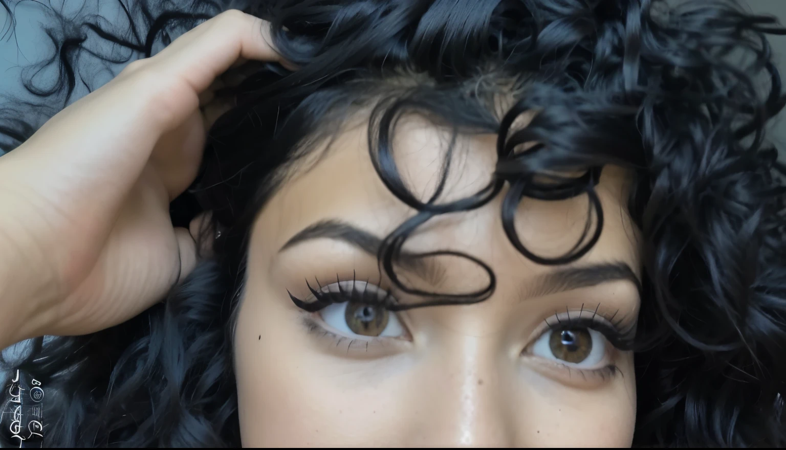 There is a woman with black hair and a red tie, Encaracolado bangs, cachos por cima, cabelo bloqueando os olhos, detailed eyelashes, black Encaracolado hair, Encaracolado black hair, messy Encaracolado hair, Encaracolado haired, cabelos ondulados espalhados, com cabelo e pele texturizados, Encaracolado hair, cabelo cobrindo os olhos, enrolado ligeiramente nas pontas, Encaracolado, with haunted eyes and Encaracolado hair