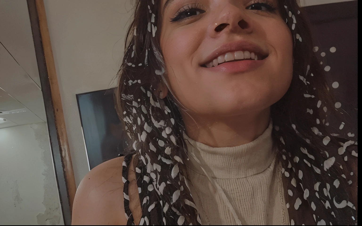 8K, Mejor calidad, Obra maestra, Ultra high resolution, (Realism: 1.4), Foto original, (Textura de piel realista: 1.3), (film grain: 1.3), (Selfie angle), 1 chica, Hermosos ojos y detalles de la cara, Obra maestra, Mejor calidad, de cerca, parte superior del cuerpo, mirando al espectador