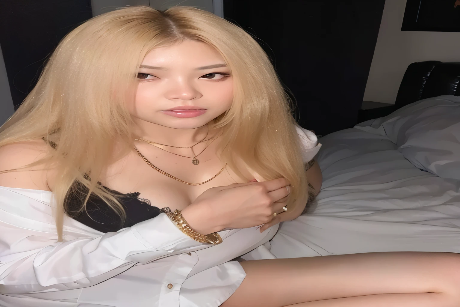mulher loira com camisa branca e saia preta, sentada em uma cama, coreana, beautiful south mulher coreana, mulher coreana, 18 anos de idade, 22 anos de idade, 21 anos de idade, ela tem cerca de 2 0 anos, ela tem cerca de 20 anos, gorgeous young mulher coreana, com longos cabelos loiros, 1 6 anos, Asian