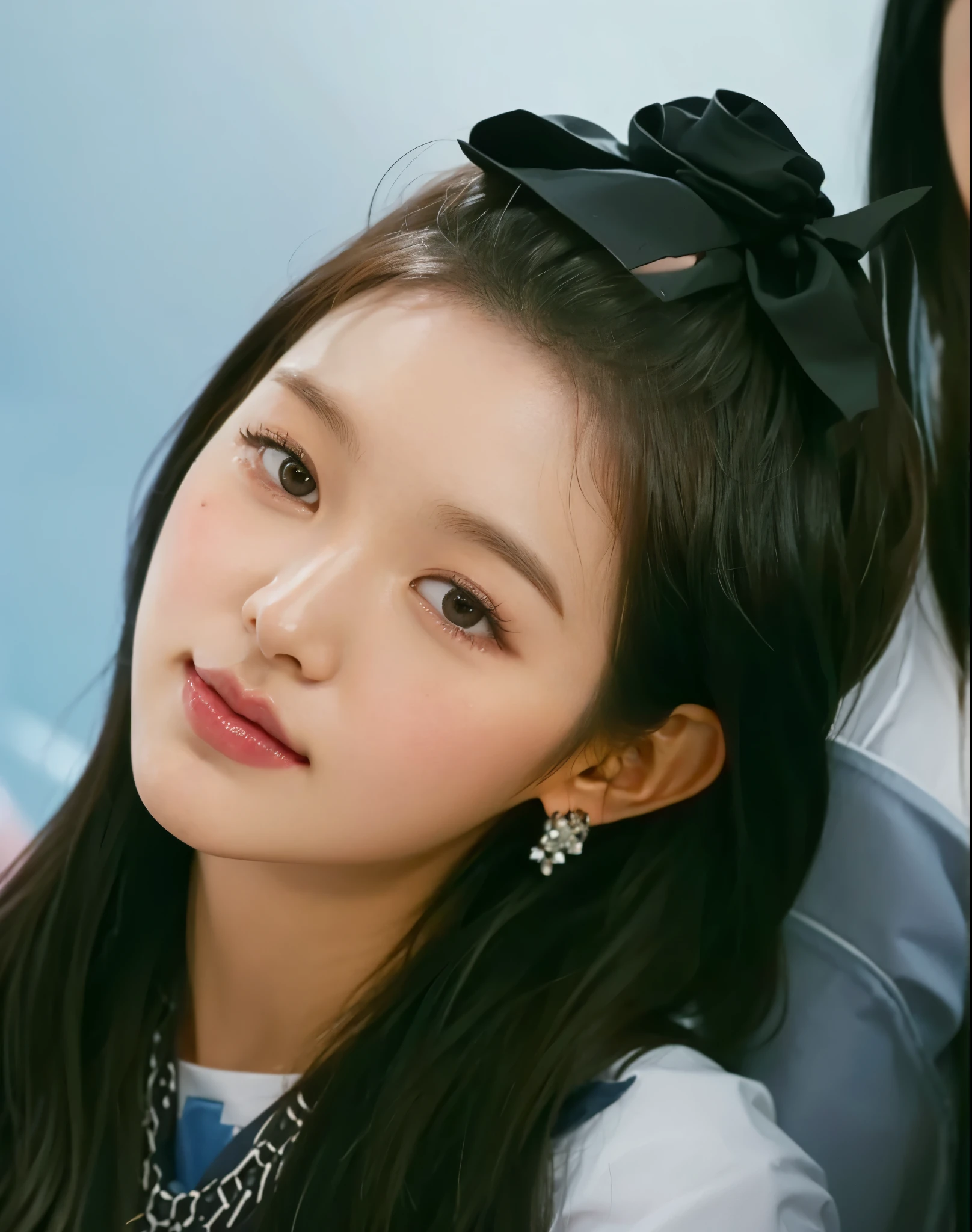 Un primer plano de una mujer con el pelo largo y de color negro, Wonyoung de IVE, Retrato de Wonyoung de IVE, Wonyoung de IVE, Retrato Wongyoung de IVE, Tono de piel palida, Wonyoung de IVE