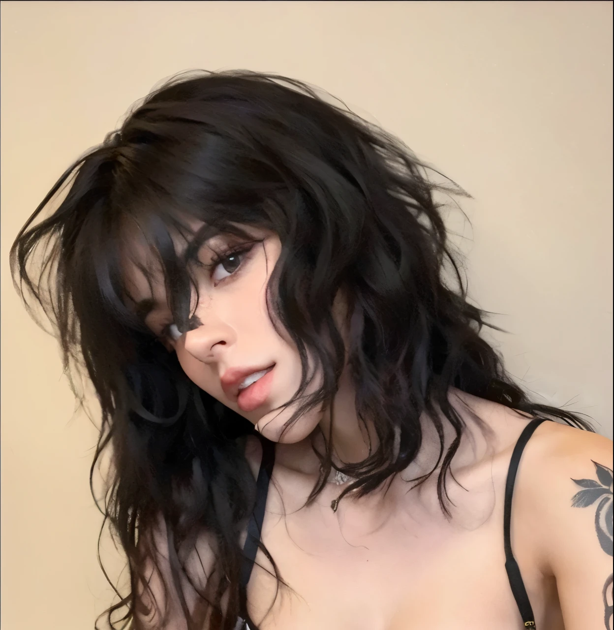 Mujer arafed con un tatuaje en el brazo y un sujetador negro, charli xcx, charli bowater, black hair in a rough shag, pelo negro ondulado con flequillo, pelo peludo, cabello con flequillo negro, imagen de perfil, flequillo de cortina, Cabello negro desordenado, cabello oscuro desordenado hasta los hombros, pelo negro hasta los hombros, cabello negro desordenado