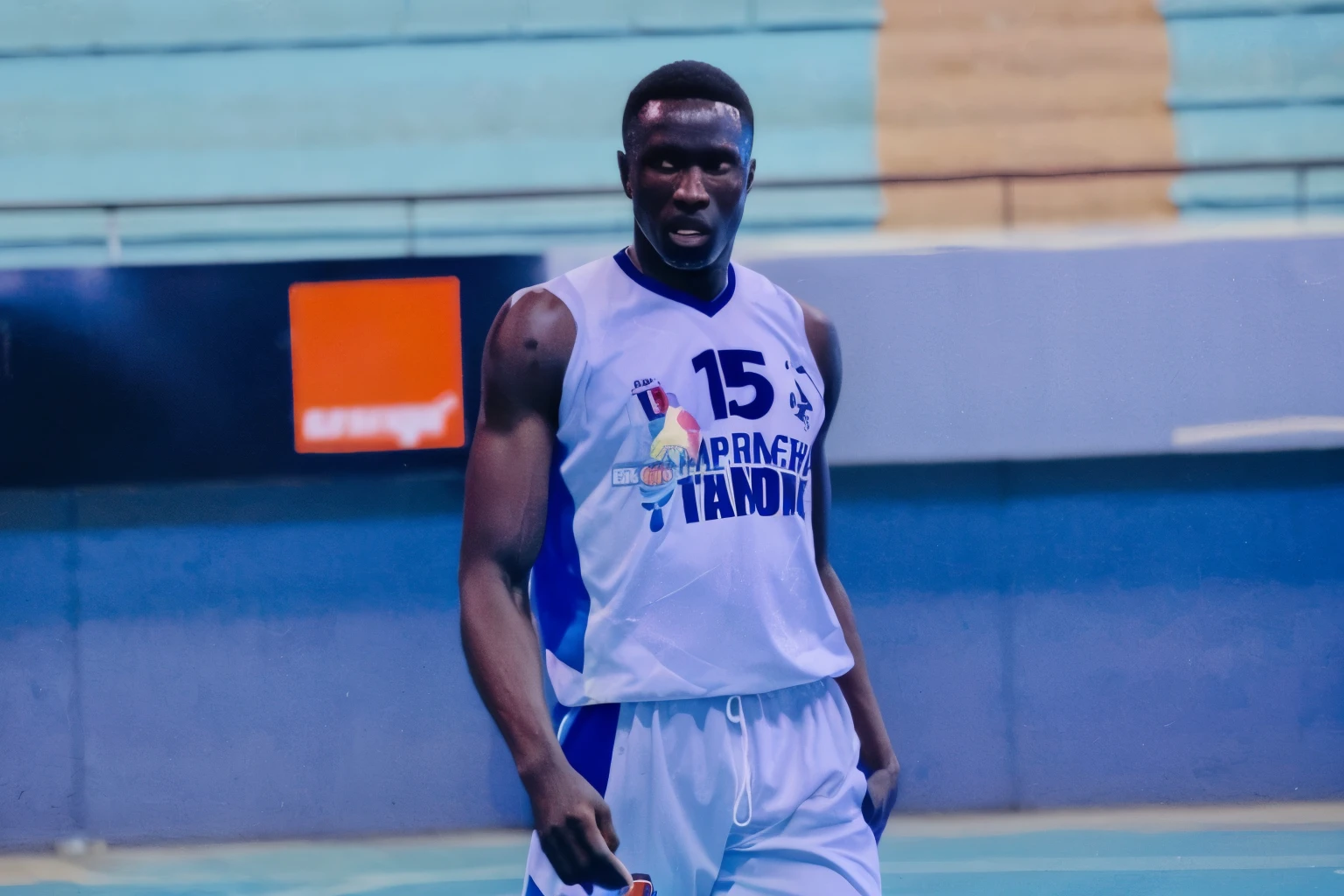 Jeune basketteur noir senegalais marchant heroiquement sur le terrain de basket comme le Leader, Le lion qui est en lui