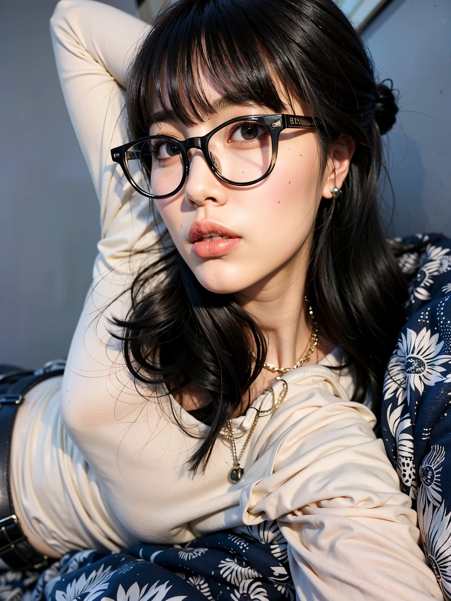 um close de uma mulher deitada na cama usando glasses, com glasses, glasses, coreana, com glasses on, Ulzzang, Sakimichan, usando glasses redondos grandes e finos, linda mulher sul-coreana, Heonhwa Choe, Linda jovem coreana, Jaeyeon Nam, glasses de lentes grossas, com glasses quadrados, Linda jovem coreana