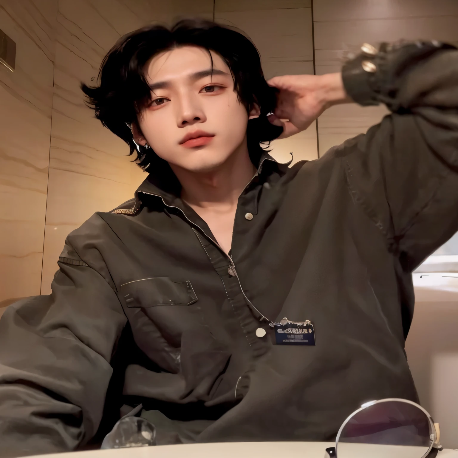 there is a man sitting at a table with a pair of sunglasses, Cai Xukun, Jungkook, Jinyoung Shin, estilo de Kentaro Miura!!!!, Jeon Jungkook, jovem, Ulzzang masculino, com cabelo curto, hyung tae, Jung Jaehyun, handsome androgynous prince, androgynous person, ele tem cabelo castanho curto e encaracolado