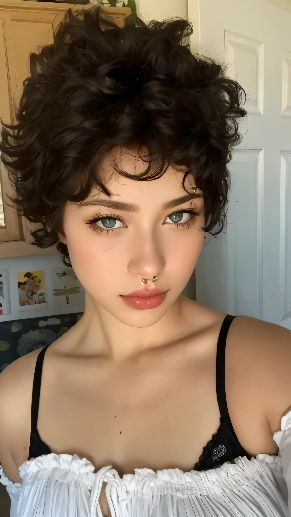 um close de uma mulher com um corte de cabelo desgrenhado e uma blusa branca, cabelo cacheado e curto, cabelo encaracolado de duende, franja encaracolada, cabelo cacheado com corte pixie, sem piercings, olhos castanhos brilhantes e penetrantes, olhar penetrante, cabelo cacheado muito curto, pequenas sardas, grandes olhos penetrantes