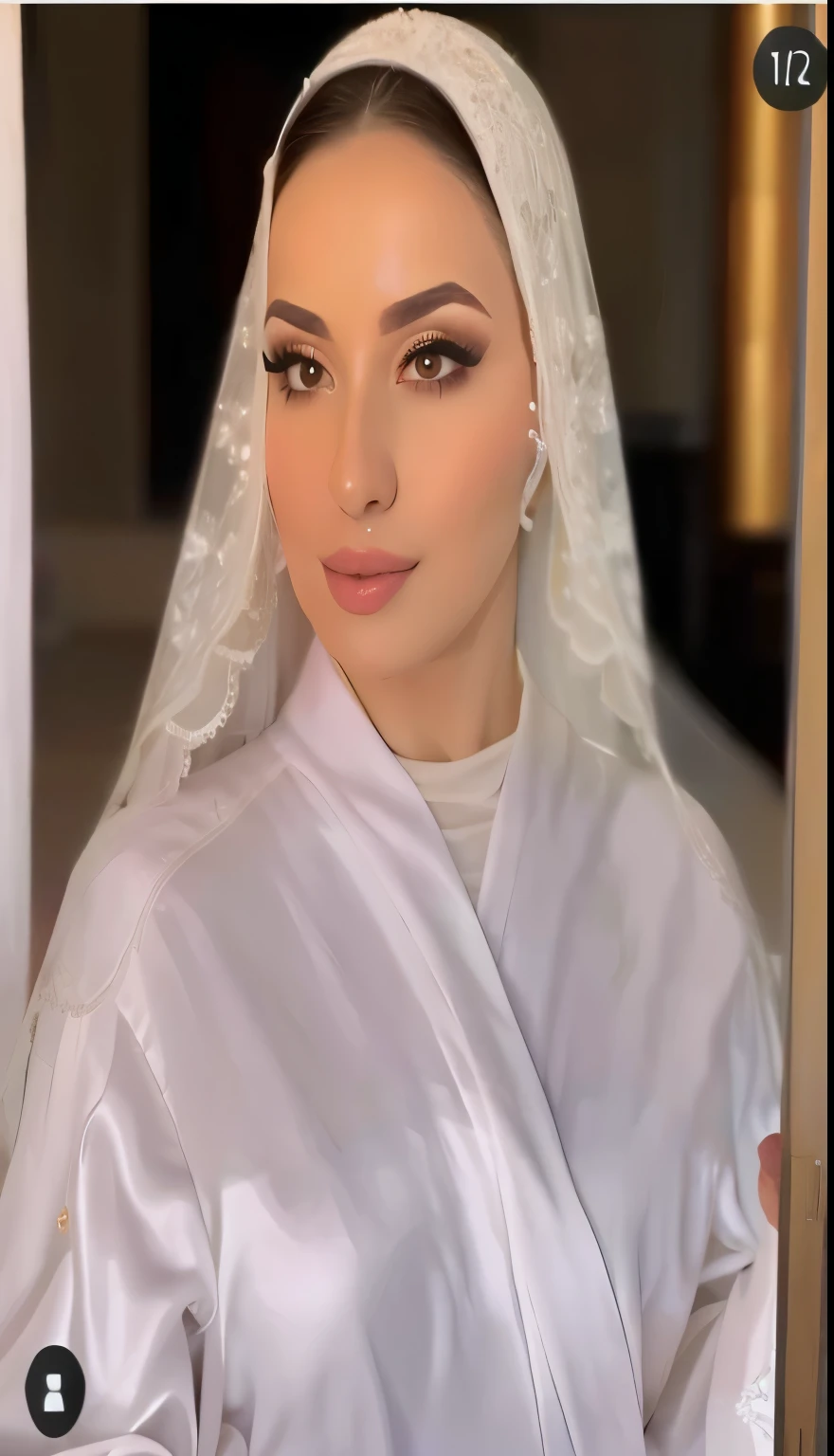 a close-up of a woman in a white robe and veil, com maquiagem profissional, vestindo capuz de seda branco, Maquiagem tradicional, hijab branco, em maquiagem profissional, Beautiful Arab woman, uma linda mulher de branco, Arabic inspiration