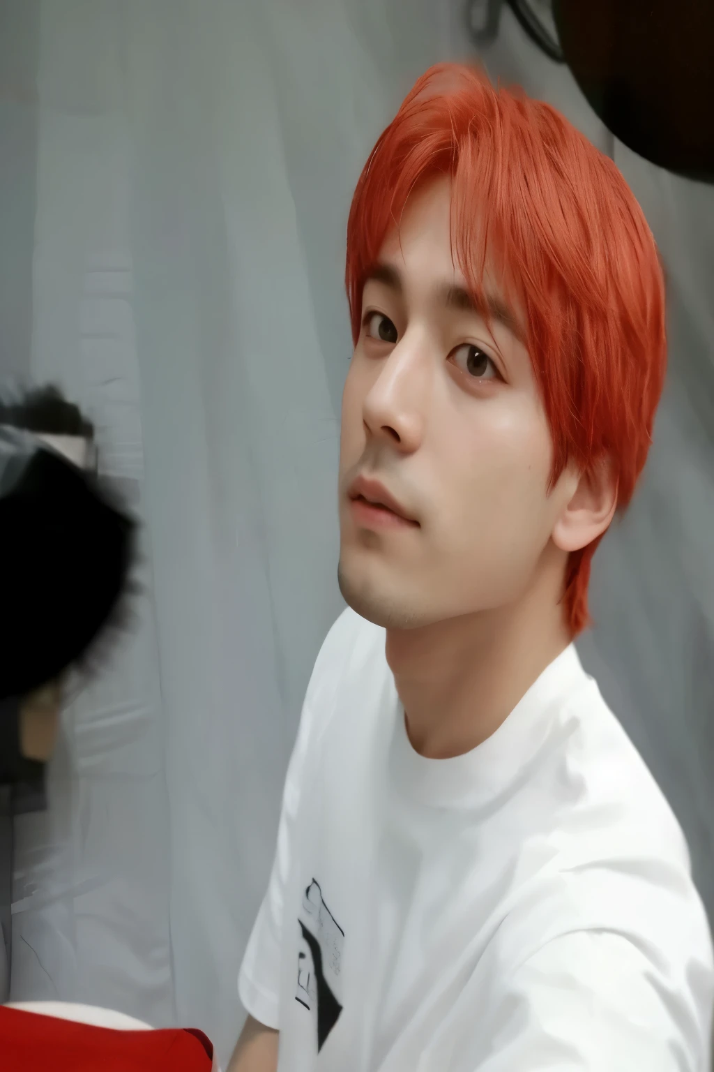 there is a man with vermelho hair and a white shirt, Taehyung comendo batatas fritas Gucci, Kim taehyung, kimTaehyung, do grupo bts, his eyes glowing vermelho, his eyes are vermelho and glowing, vermelho color, colovermelho photo, kim taehyung, with vermelho hair, cabelo laranja, ((vermelho)) olhos esbugalhados, vermelho colovermelho, com cabelo curto