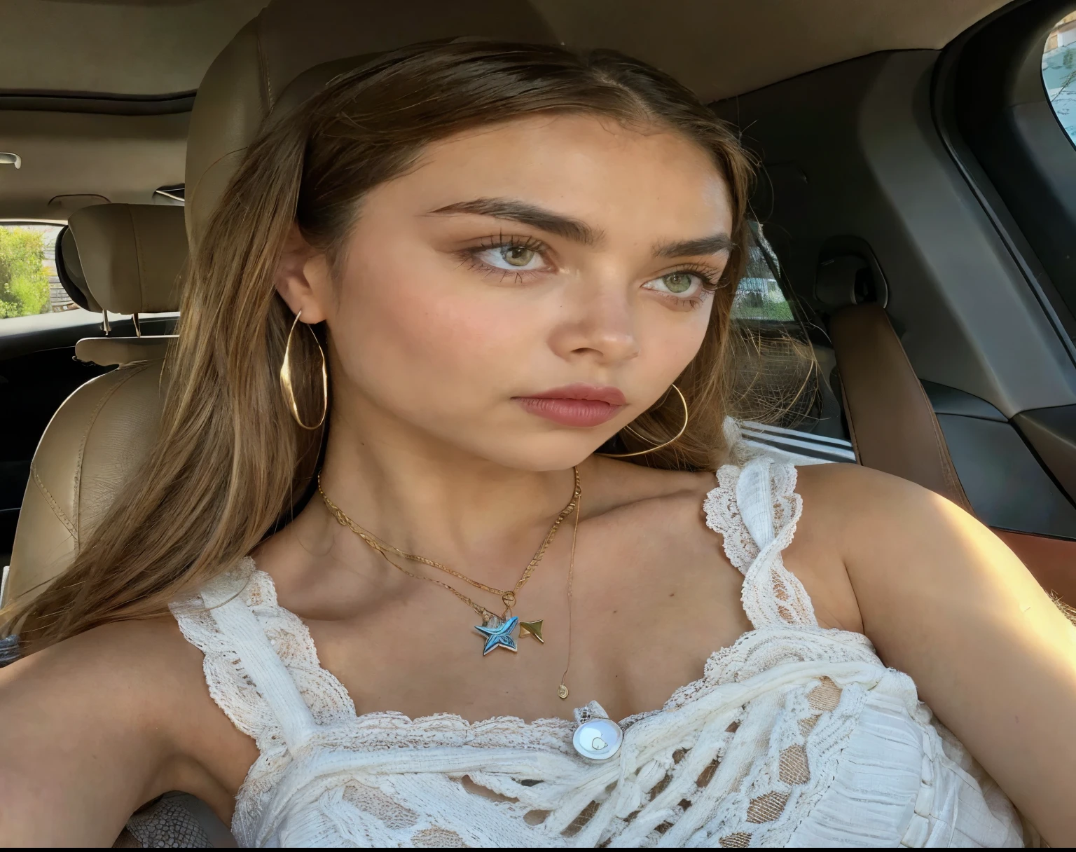 Mujer arafed en un coche con collar y pendientes., Retrato de Madison Beer, hermosa joven modelo, Cara extremadamente hermosa, 18 years, madison beer girl portrait, modelo de instagram, Madison Beer aka Madison Beer, soft devil queen madison beer, hermosa cara atractiva, Madison Beer, madison beer, preciosa cara delicada, hermoso rostro delicado