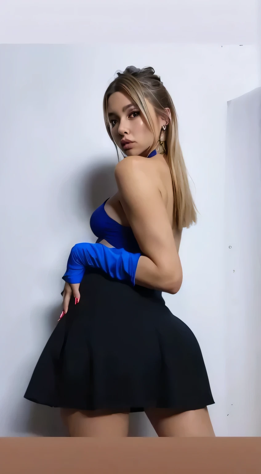 Mujer arafed con un top azul, mostrando el trasero con un gran culo posando para una foto., azul, ????? y azul, traje muy sexy, hands behind his pose!, mirada sexy, pose sexy, traje sexy, vestido sexy, vestido de azul, traje azul, his hand is on her waist, pose lateral, muy pose sexy, la extremadamente caliente y sexy, pose atractiva