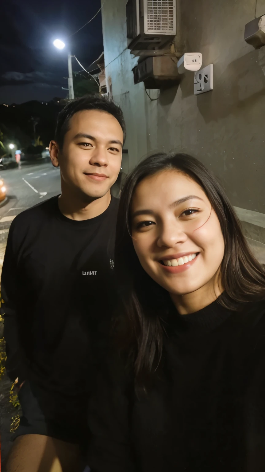 There's two people together in the dark, Tyler Edlin e Natasha Tan, photo taken at night, both smiling for the camera, imagem de perfil, foto do perfil, imagem do avatar, Fotografia tirada em 2 0 2 0, foto da noite, at night, instagram story, noite!, instagram post, noite, foto de perfil, Postagem no Reddit, Noite!, Photographed with a camera flash