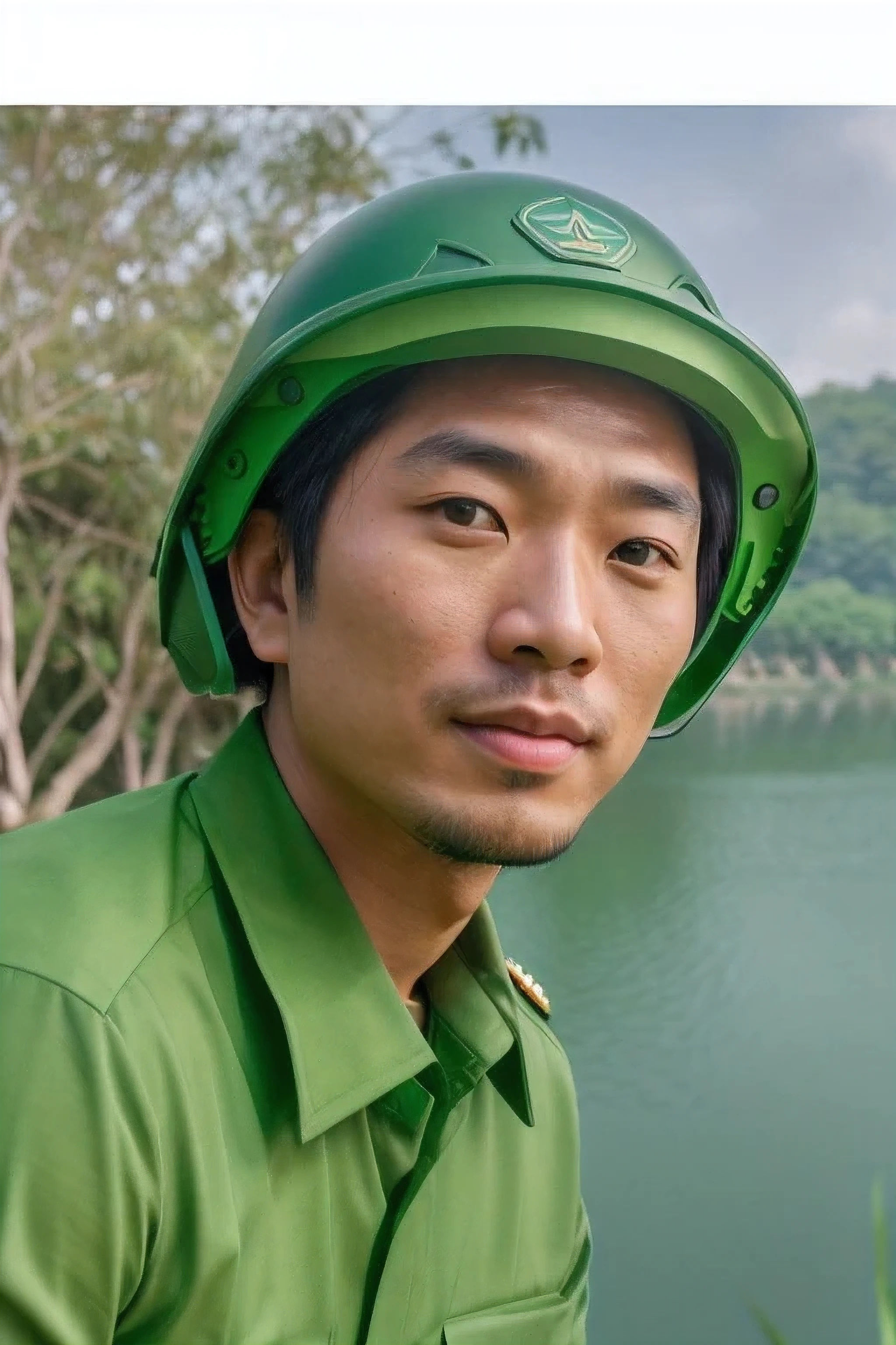 Photo RAW d'un homme de 30 ans, portant une chemise militaire vietnamienne verte, fond d'arbres verts, ciel et lac, asiatique, Les cheveux cours et noirs, casque militaire vert, visage vrai visage , (Photorealistic:1.4), (soft and highly detailed skin:1.2) ), 8k UHD, digital SLR, Soft light, High quality, grain de film, Fujifilm XT