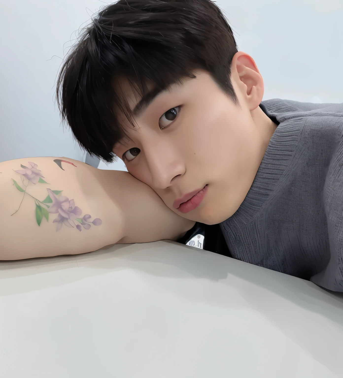 Hombre arafed con un tatuaje en el brazo apoyado en una mesa., Han Seungwoo, Seungwoo, capturado en canon eos r 6, pintar ulzzang, hombre surcoreano, Seungwoo aesthetic, Seungwoo\his right eyelid is swollen, pale korean adorable face