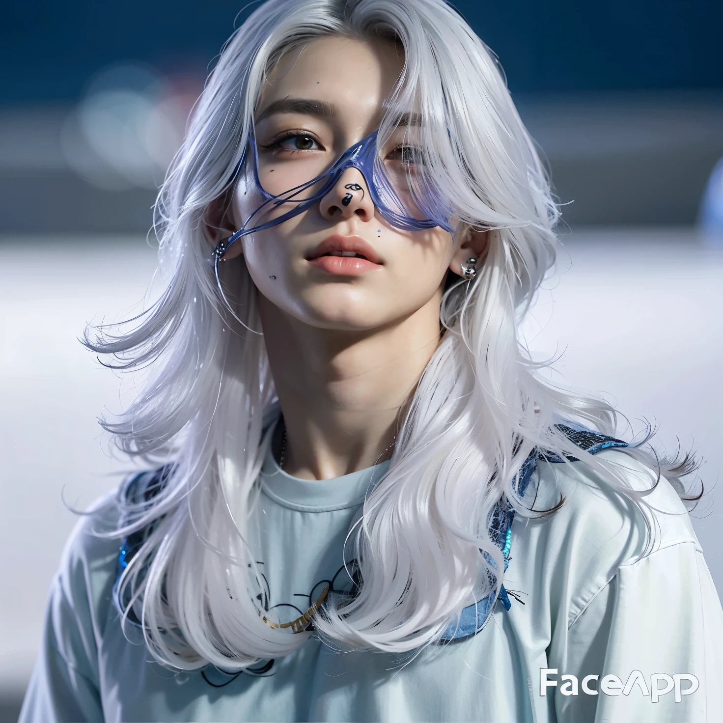 um close up de uma pessoa com um cabelo branco e uma camisa branca, com cabelos longos brancos, Cai Xukun, com longos cabelos brancos, inspirado em jeon jungkook, face jungkook, flowing white hair, cabelos brancos flutuando no ar, inspirado em Yanjun Cheng, her hair is silver, her hair is white, messy wavy white hair, cabelo branco longo e liso, xqc