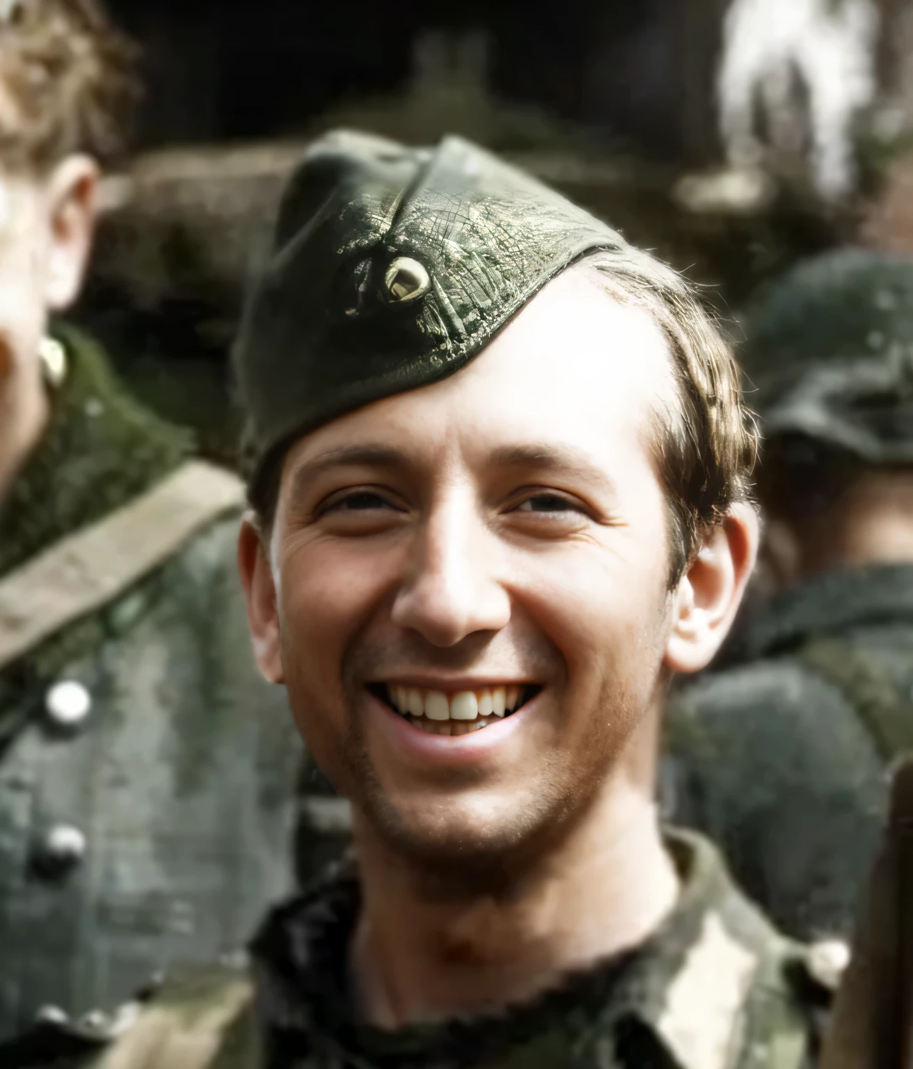 Hay dos hombres uniformados sonriendo para una foto., very ligeramente sonriendo, foto de retrato de la segunda guerra mundial, foto coloreada, Retrato de cerca, Retrato de cerca, foto ww2, ww2, ww 2, avatar image, ligeramente sonriendo, 6 de junio de 1944, coloreado, primer retrato, Retrato de cerca, Foto real, a coloreado photo, retrato cercano