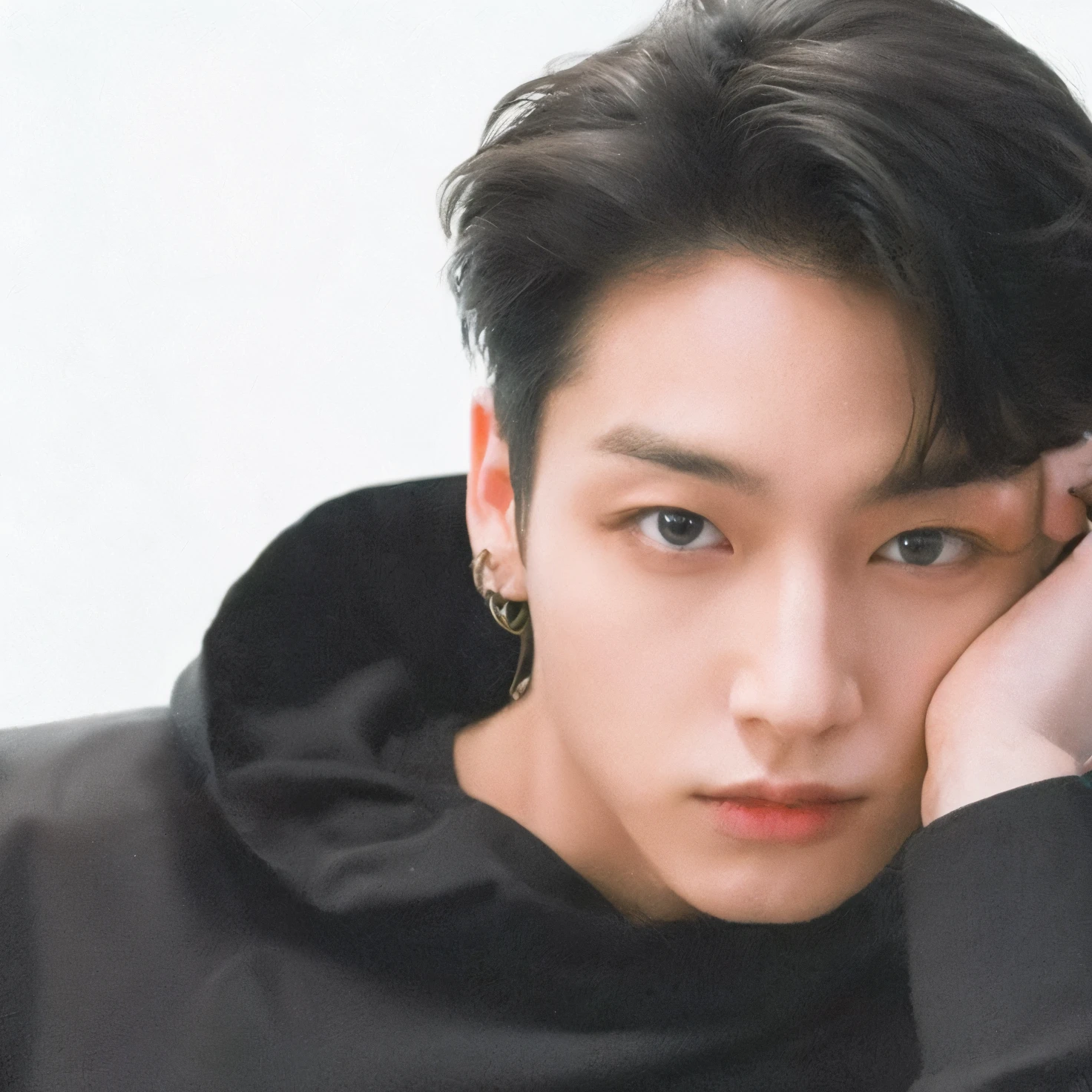 jungkook de bts con ojos verdes y cabello rojo